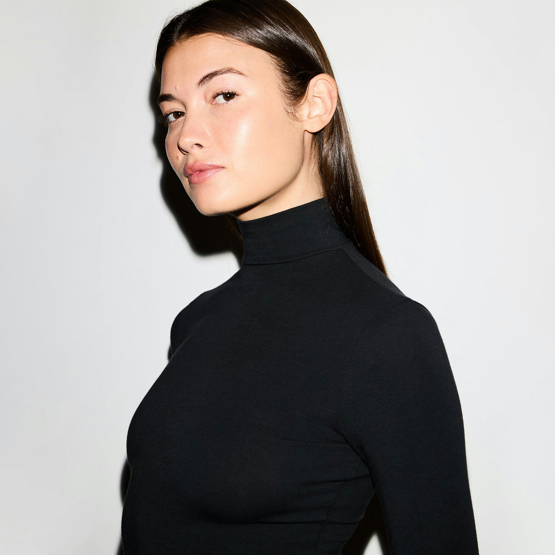 COTTON JERSEY TURTLENECK | SOOT ON A MODEL FRONT VIEW @ | FOCUS: 0.0, 1.0, 0.9