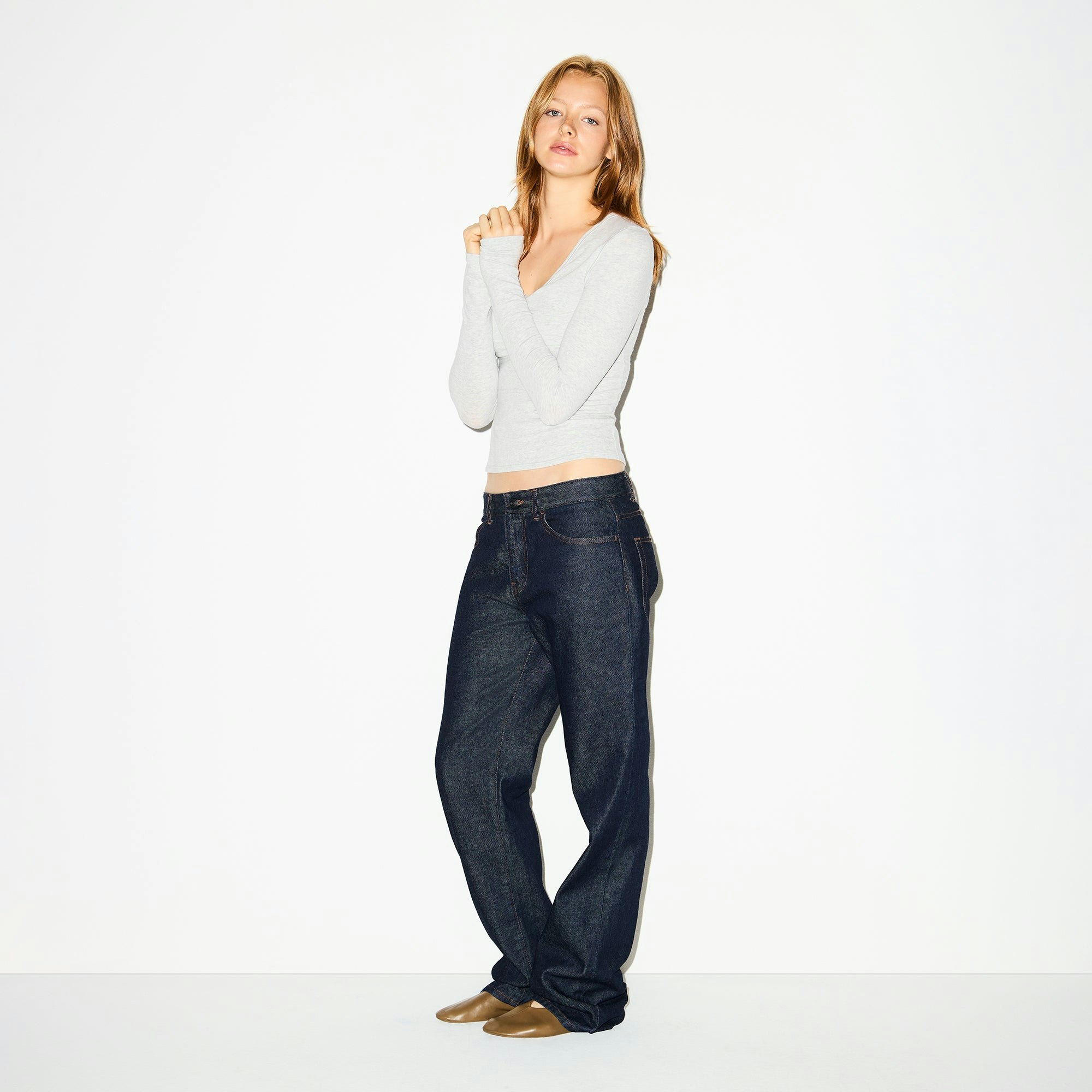 COTTON JERSEY SHIRRED BUST LONG SLEEVE | LIGHT HEATHER GREY ON A MODEL FRONT VIEW @ | FOCUS: 0.0, 1.0, 0.9