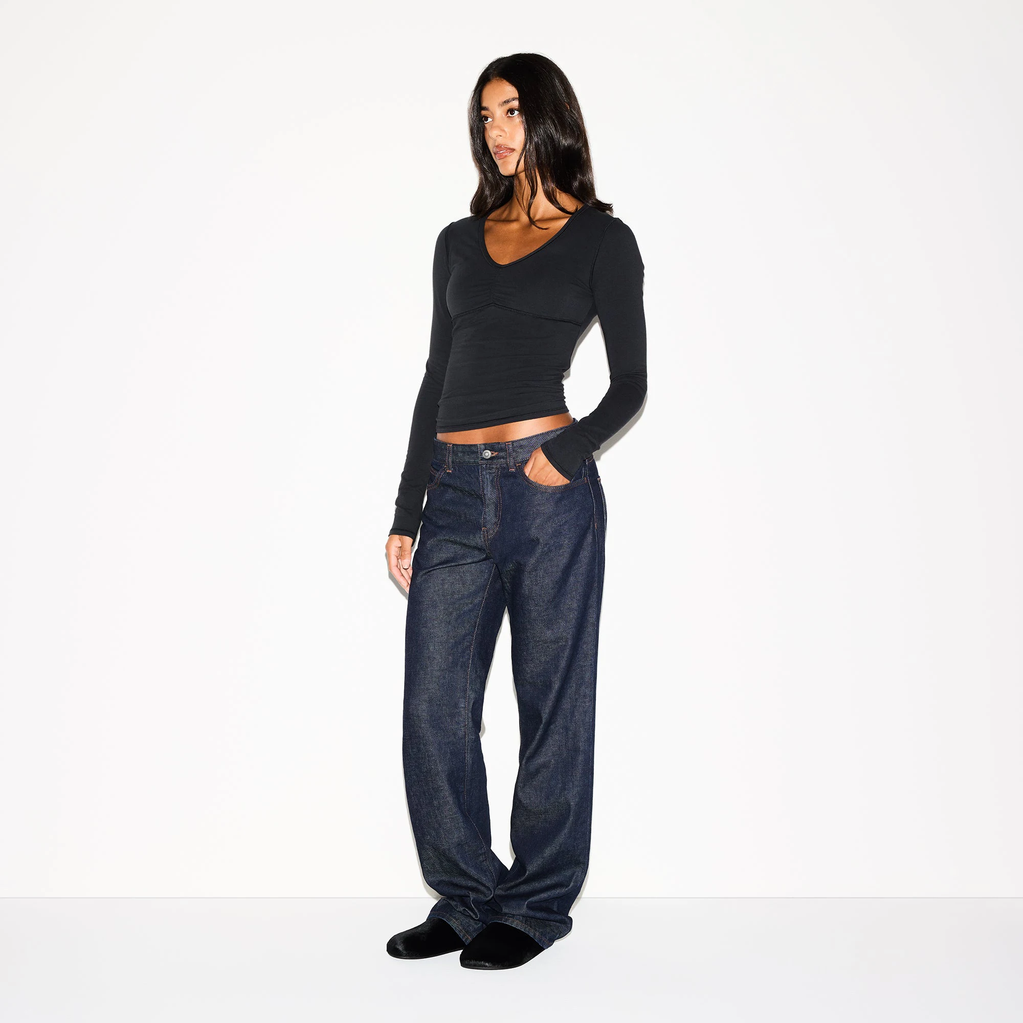 COTTON JERSEY SHIRRED BUST LONG SLEEVE | SOOT ON A MODEL SIDE VIEW @ | FOCUS: 0.0, 1.0, 0.9