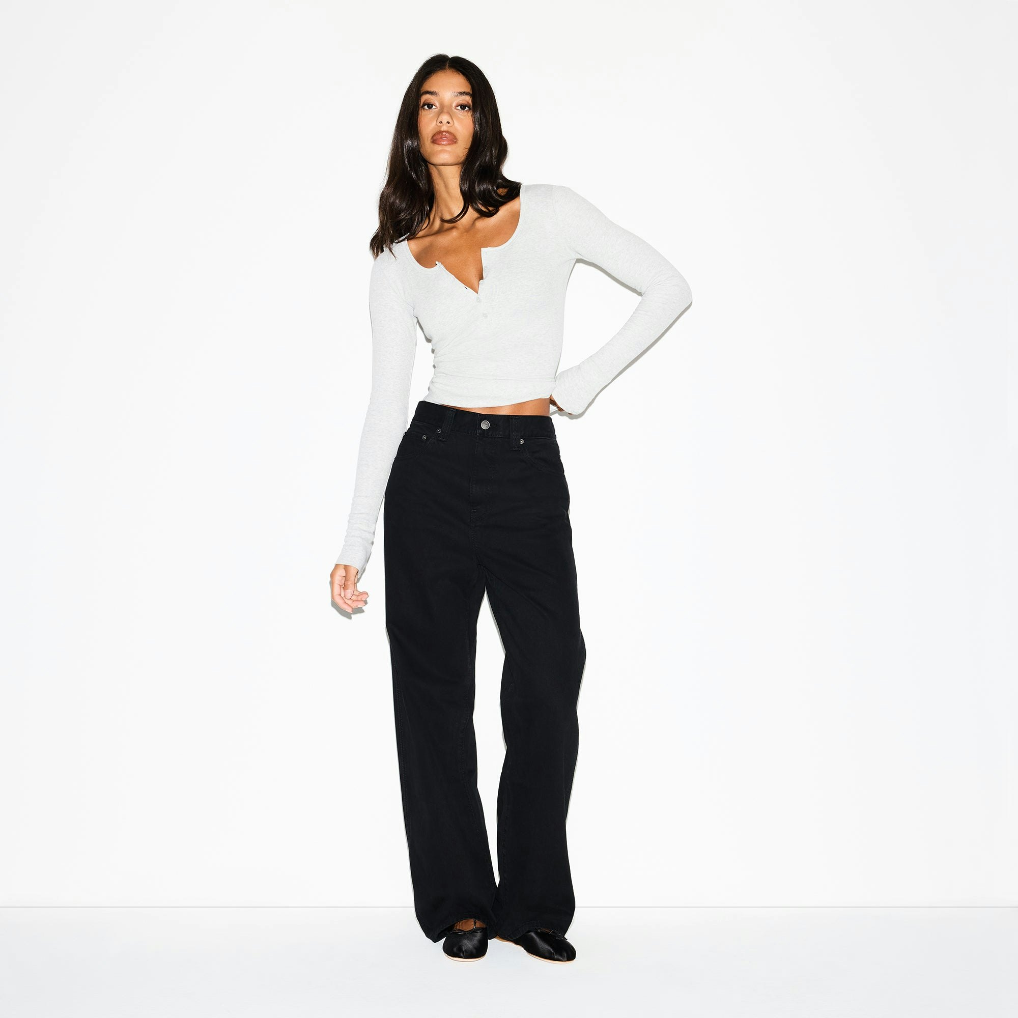 COTTON RIB SCOOP NECK HENLEY | LIGHT HEATHER GREY ON A MODEL FRONT VIEW @ | FOCUS: 0.0, 1.0, 0.9