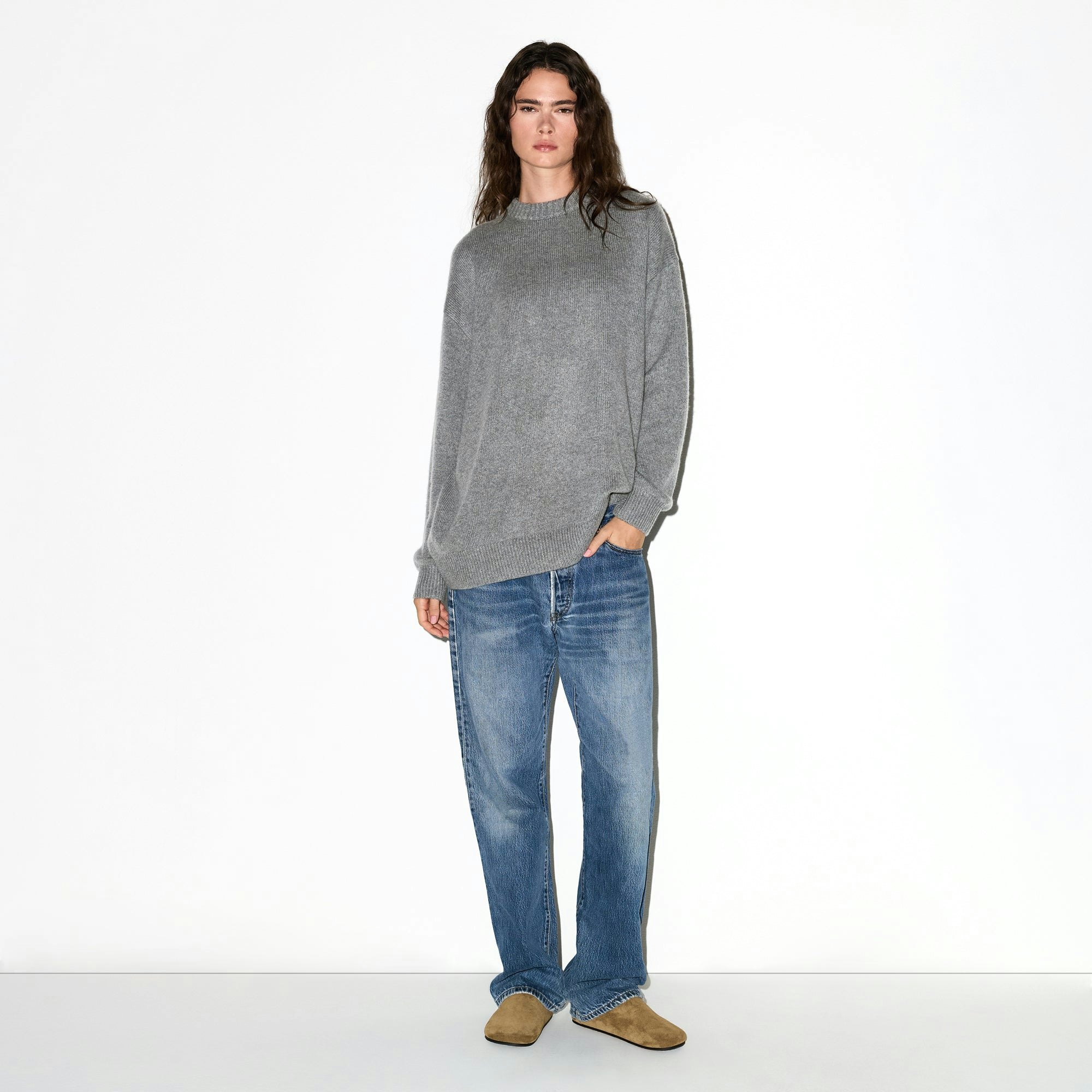CASHMERE OVERSIZED SWEATER | DARK HEATHER GREY ON A MODEL FRONT VIEW @ | FOCUS: 0.0, 1.0, 0.9