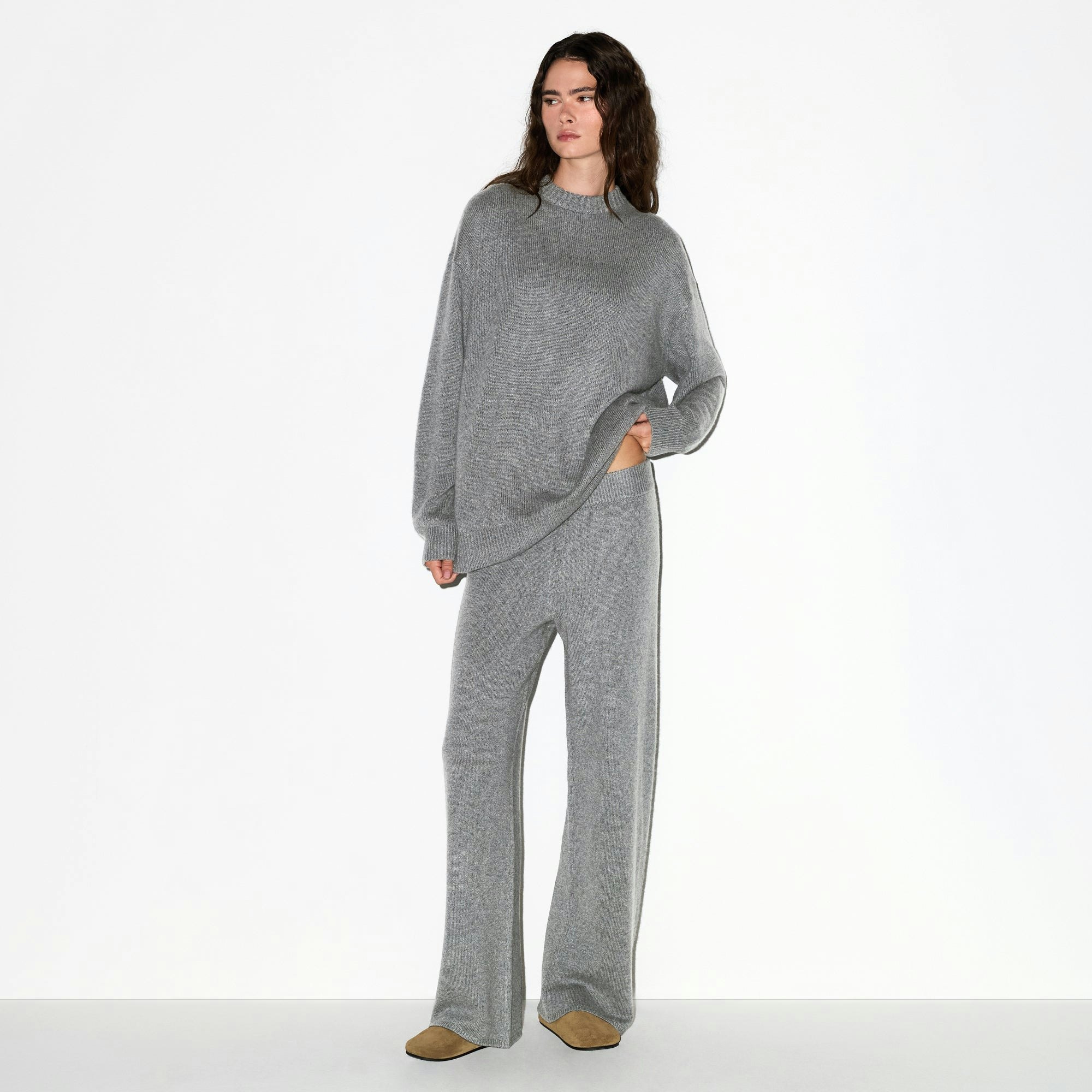CASHMERE OVERSIZED SWEATER | DARK HEATHER GREY ON A MODEL FRONT VIEW @ | FOCUS: 0.0, 1.0, 0.9