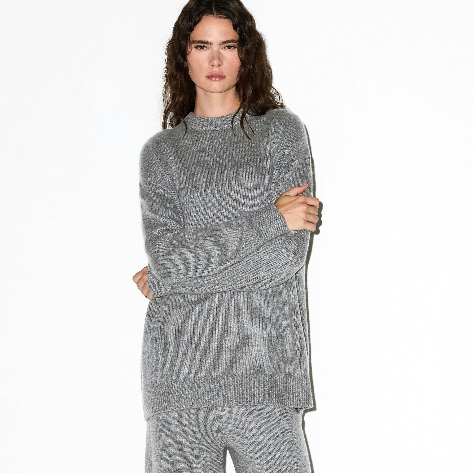 CASHMERE OVERSIZED SWEATER | DARK HEATHER GREY ON A MODEL SIDE VIEW @ | FOCUS: 0.0, 1.0, 0.9
