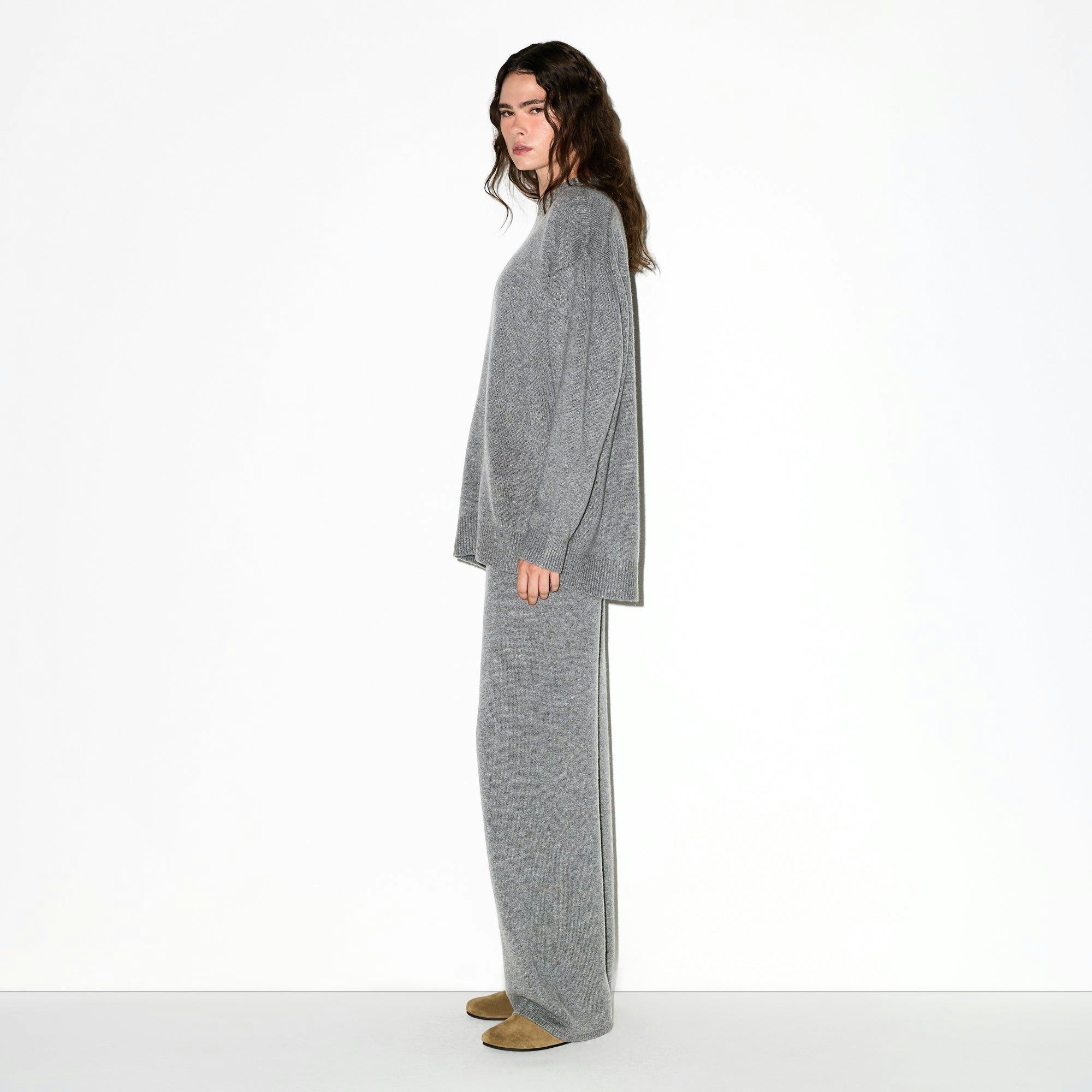 CASHMERE OVERSIZED SWEATER | DARK HEATHER GREY ON A MODEL FRONT VIEW @ | FOCUS: 0.0, 1.0, 0.9