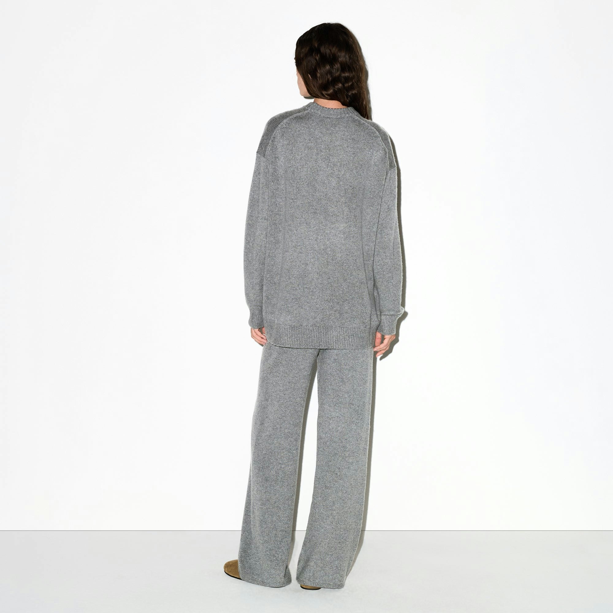 CASHMERE OVERSIZED SWEATER | DARK HEATHER GREY ON A MODEL FRONT VIEW @ | FOCUS: 0.0, 1.0, 0.9