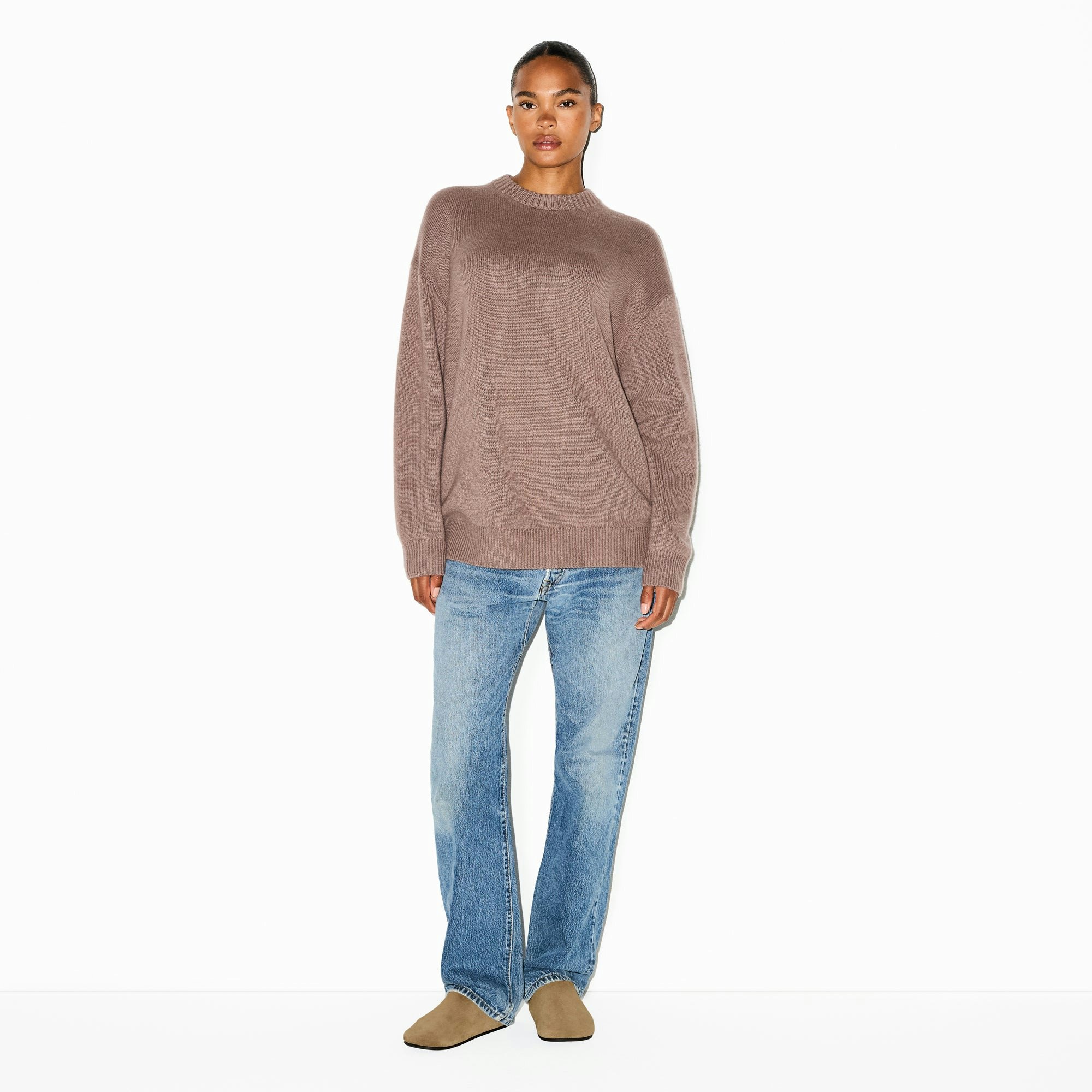 CASHMERE OVERSIZED SWEATER | UMBER ON A MODEL FRONT VIEW @ | FOCUS: 0.0, 1.0, 0.9
