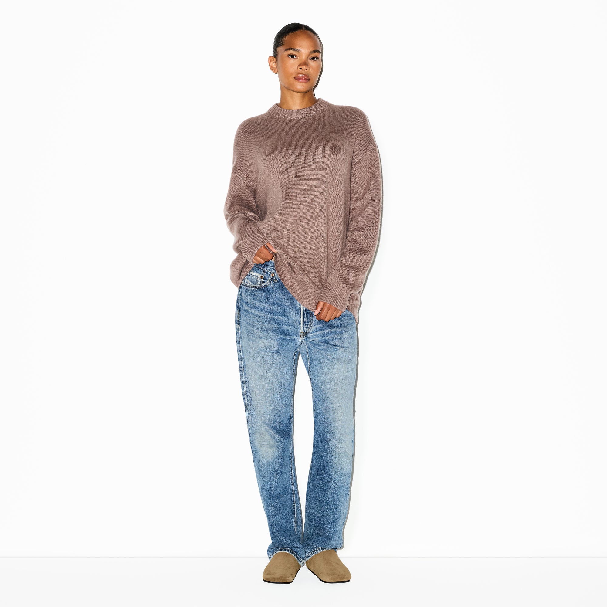 CASHMERE OVERSIZED SWEATER | UMBER ON A MODEL FRONT VIEW @ | FOCUS: 0.0, 1.0, 0.9