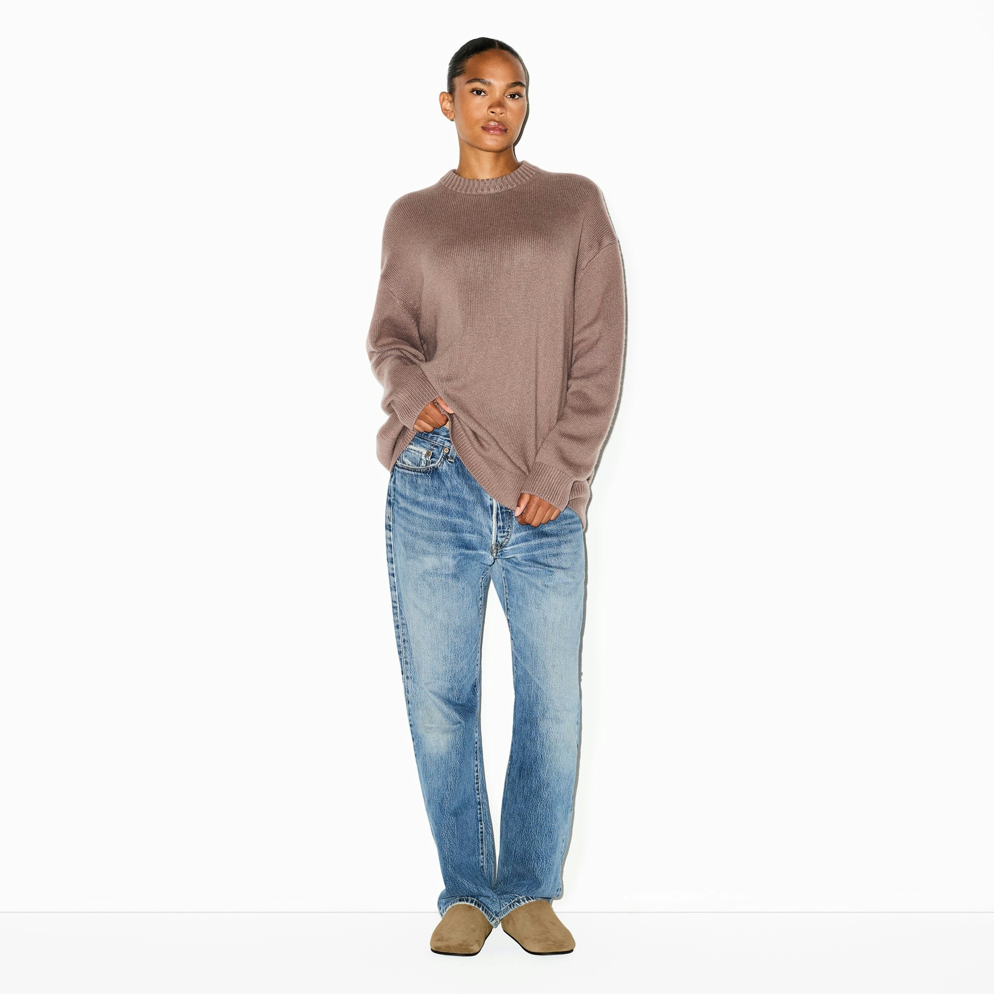CASHMERE OVERSIZED SWEATER | UMBER ON A MODEL FRONT VIEW @ | FOCUS: 0.0, 1.0, 0.9