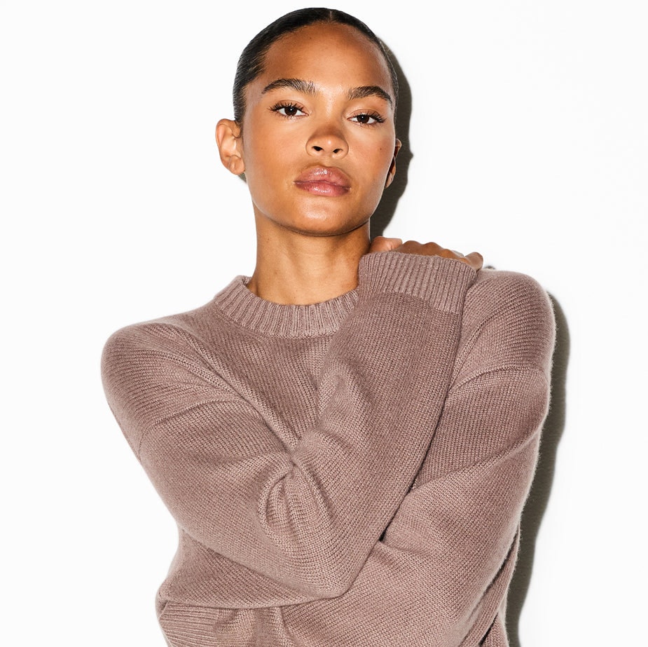 CASHMERE OVERSIZED SWEATER | UMBER ON A MODEL SIDE VIEW @ | FOCUS: 0.0, 1.0, 0.9