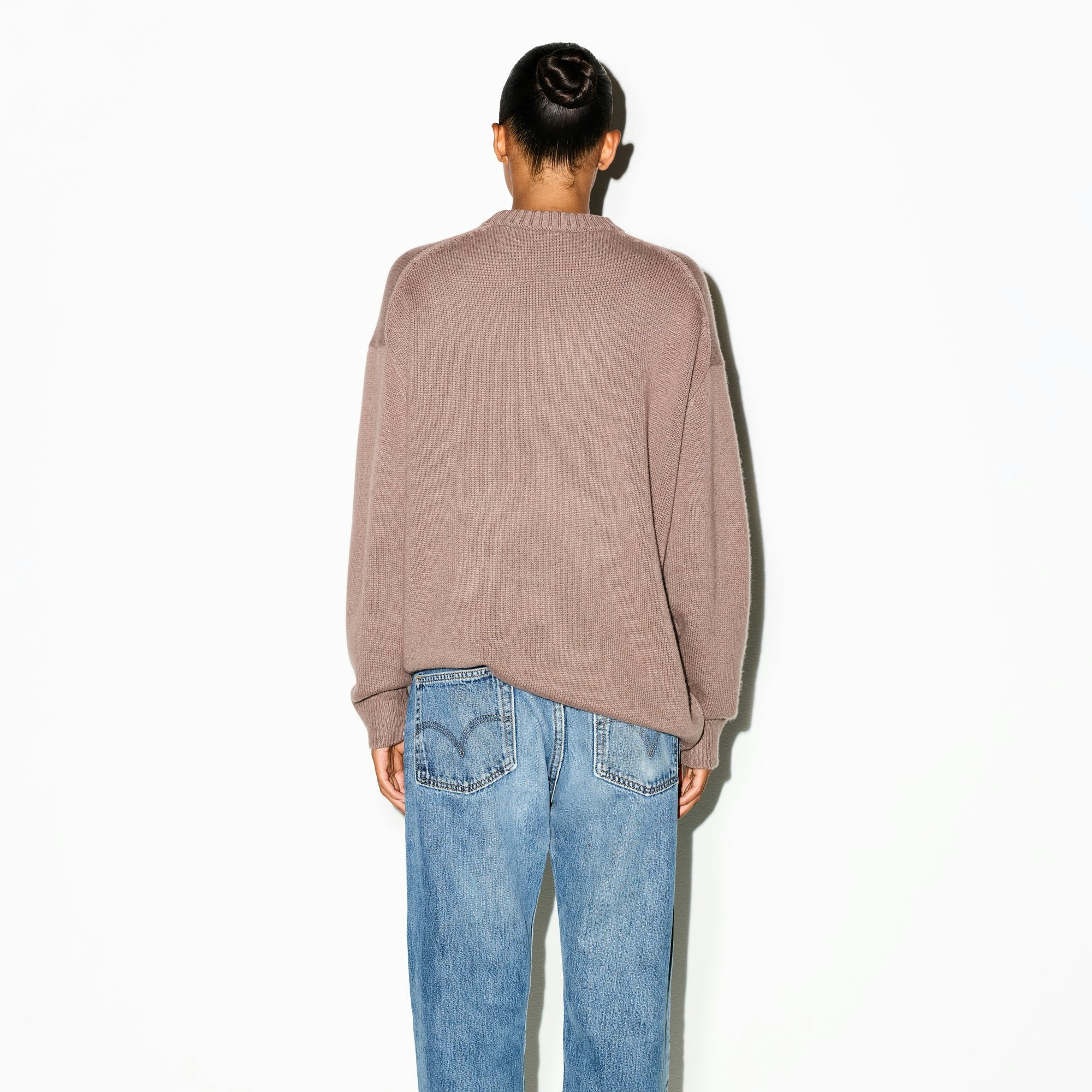 CASHMERE OVERSIZED SWEATER | UMBER ON A MODEL SIDE VIEW @ | FOCUS: 0.0, 1.0, 0.9