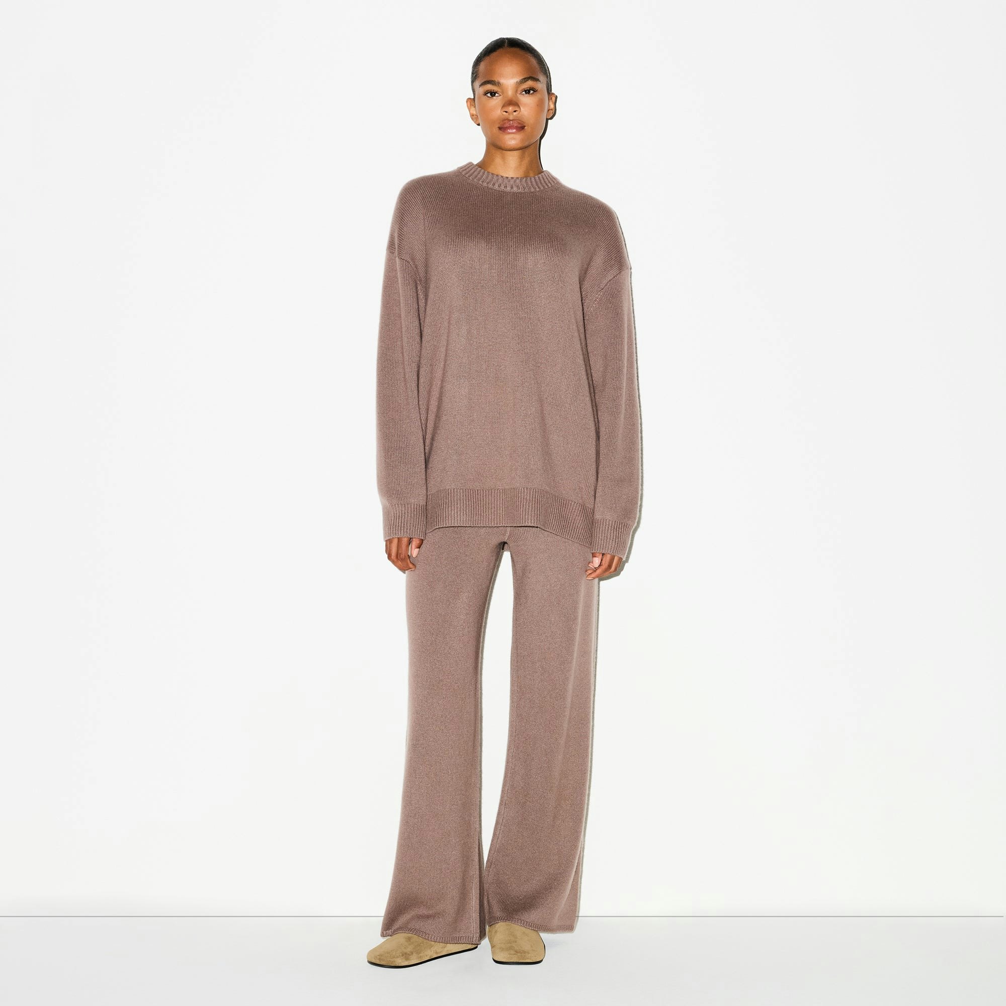 CASHMERE OVERSIZED SWEATER | UMBER ON A MODEL FRONT VIEW @ | FOCUS: 0.0, 1.0, 0.9