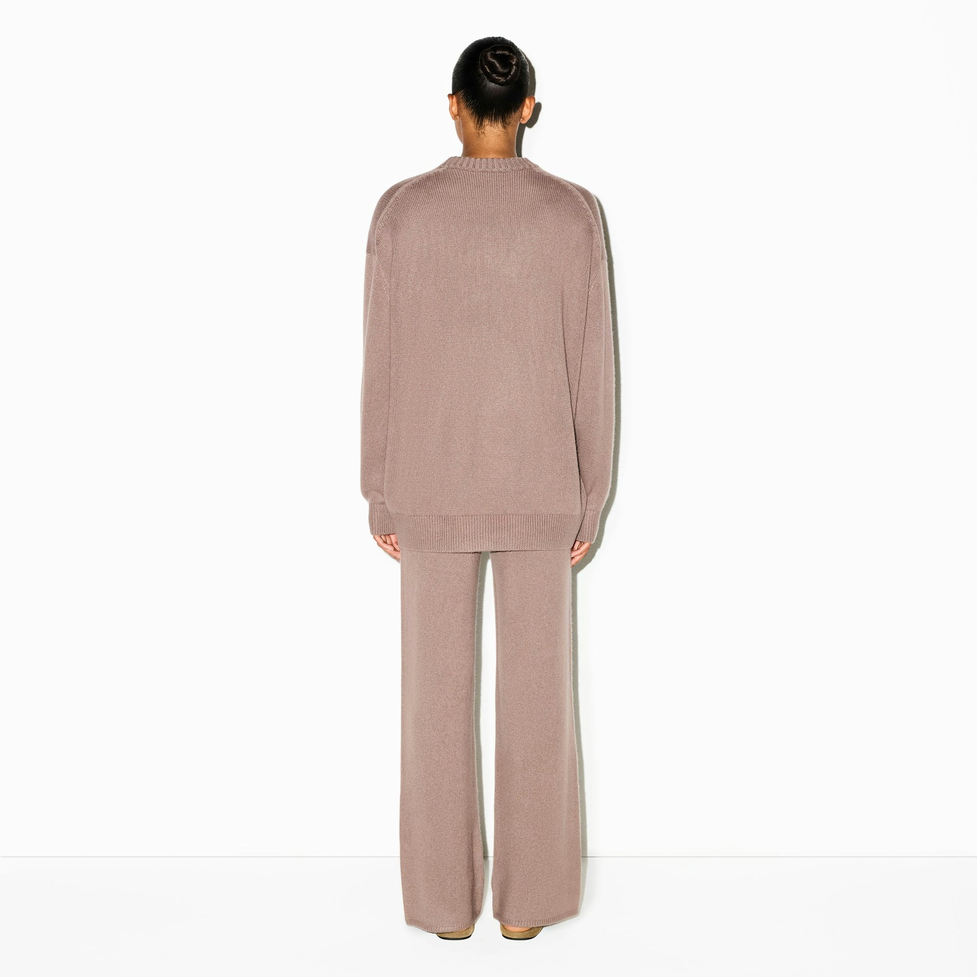 CASHMERE OVERSIZED SWEATER | UMBER ON A MODEL FRONT VIEW @ | FOCUS: 0.0, 1.0, 0.9