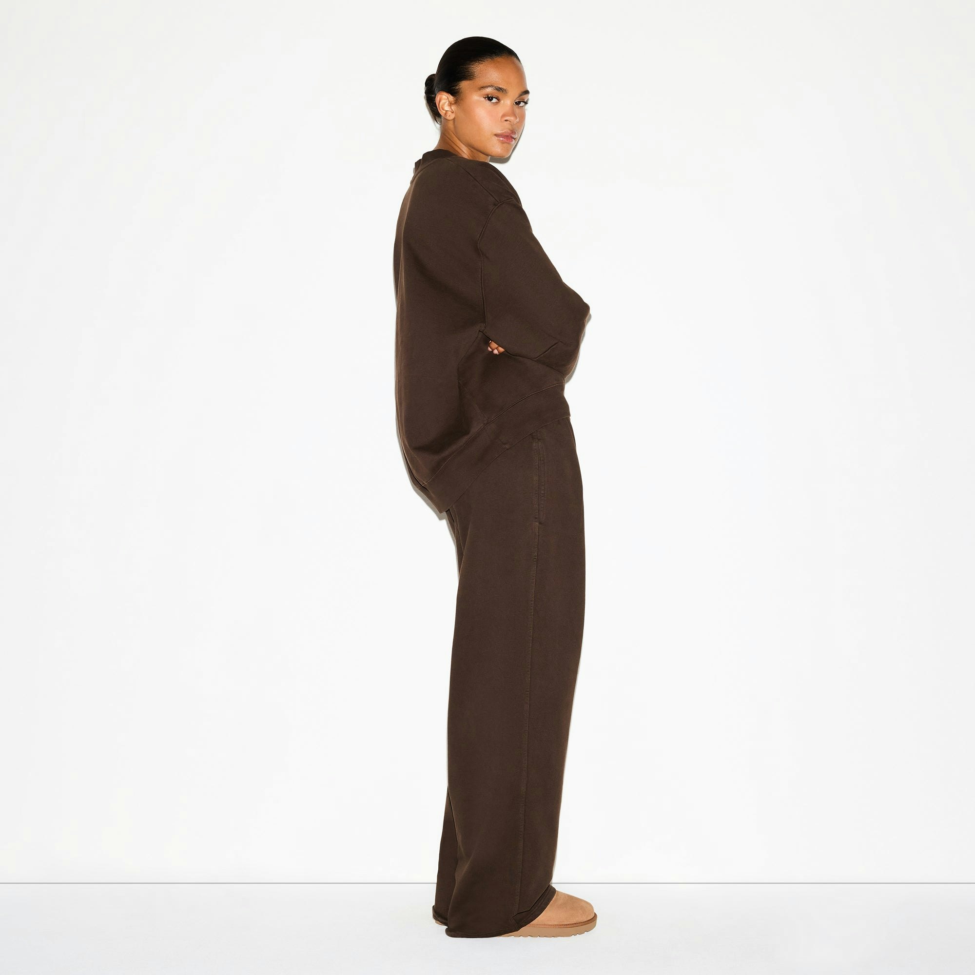 BOYFRIEND FLEECE V NECK PULLOVER | ESPRESSO ON A MODEL FRONT VIEW @ | FOCUS: 0.0, 1.0, 0.9