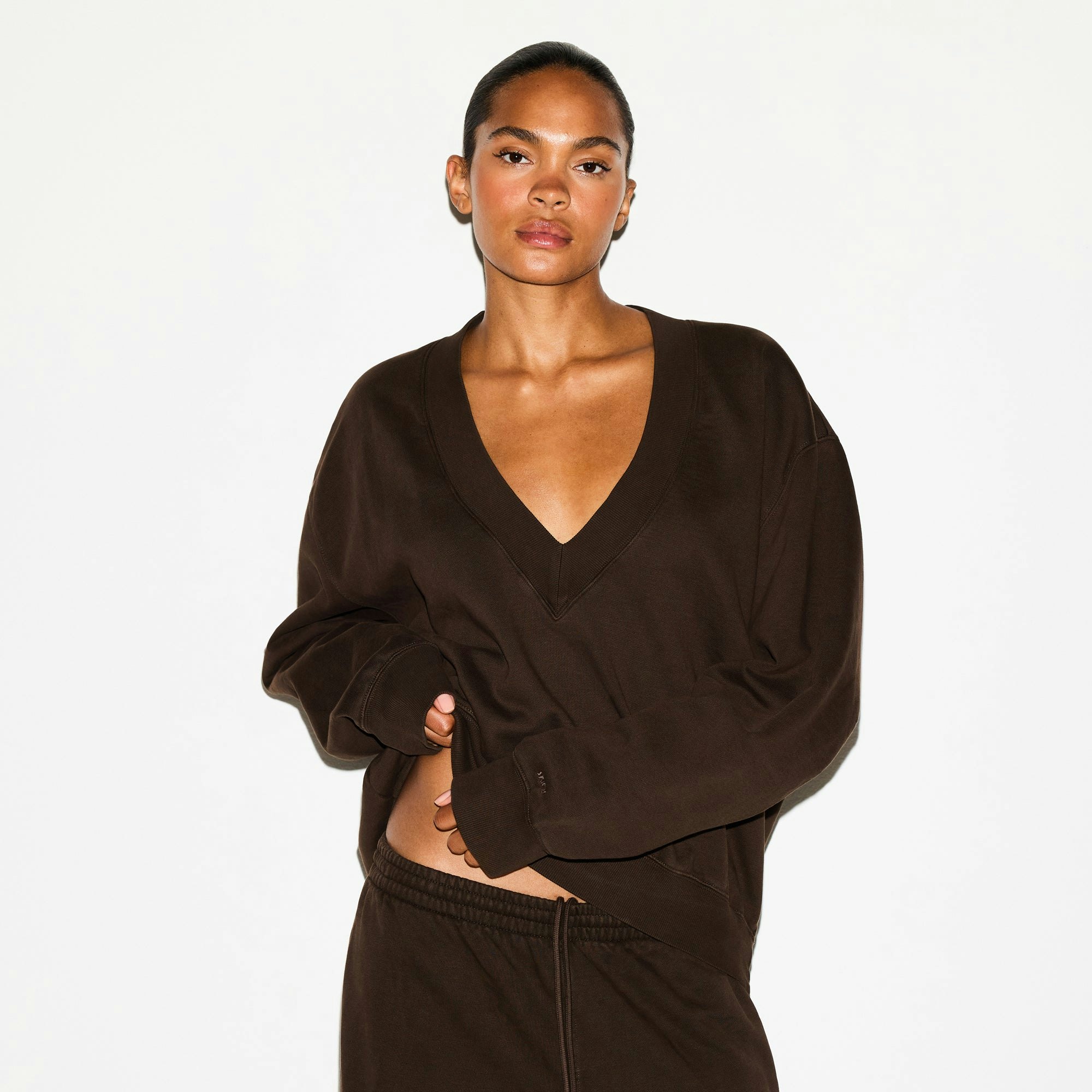 BOYFRIEND FLEECE V NECK PULLOVER | ESPRESSO ON A MODEL SIDE VIEW @ | FOCUS: 0.0, 1.0, 0.9