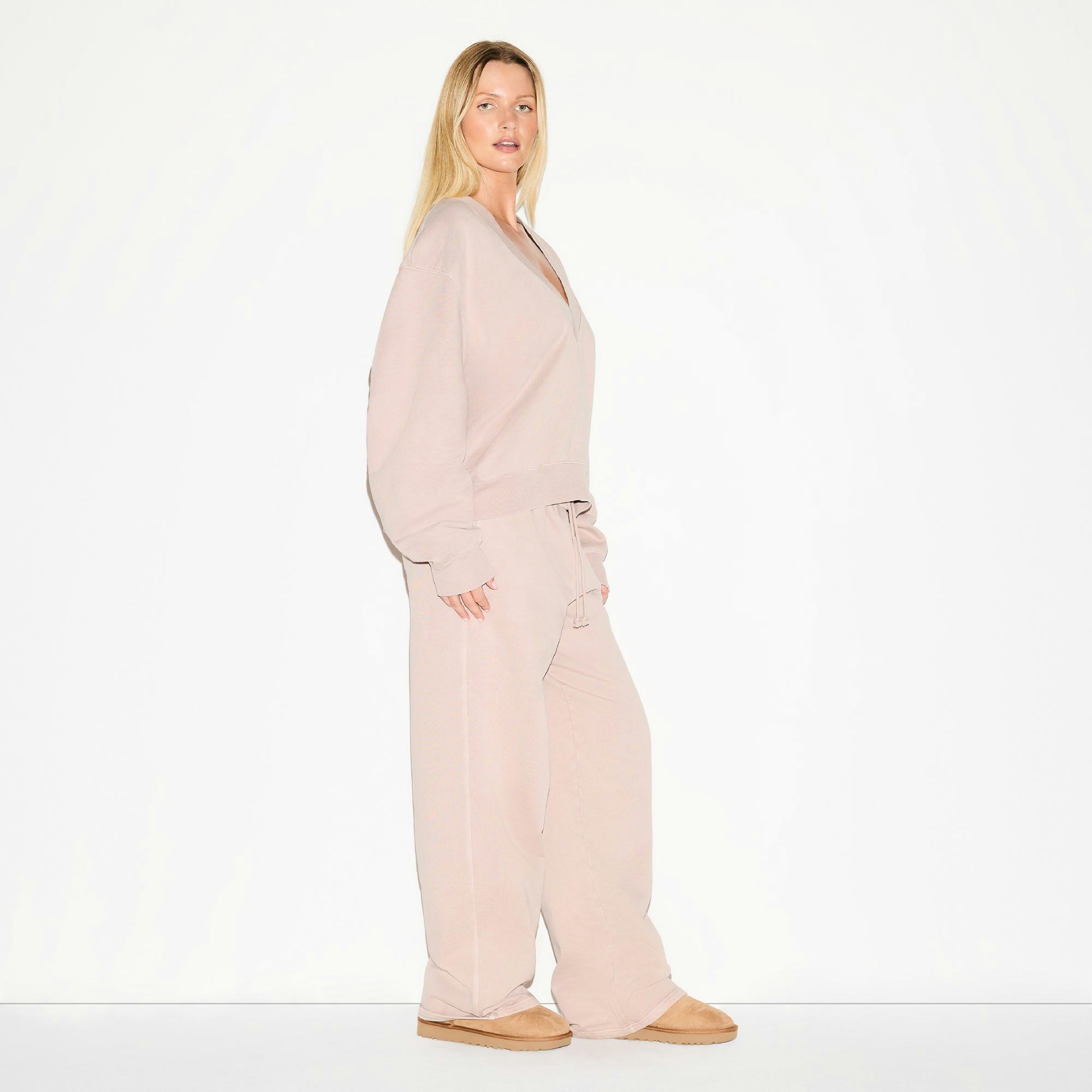 BOYFRIEND FLEECE V NECK PULLOVER | LIGHT FAWN ON A MODEL FRONT VIEW @ | FOCUS: 0.0, 1.0, 0.9