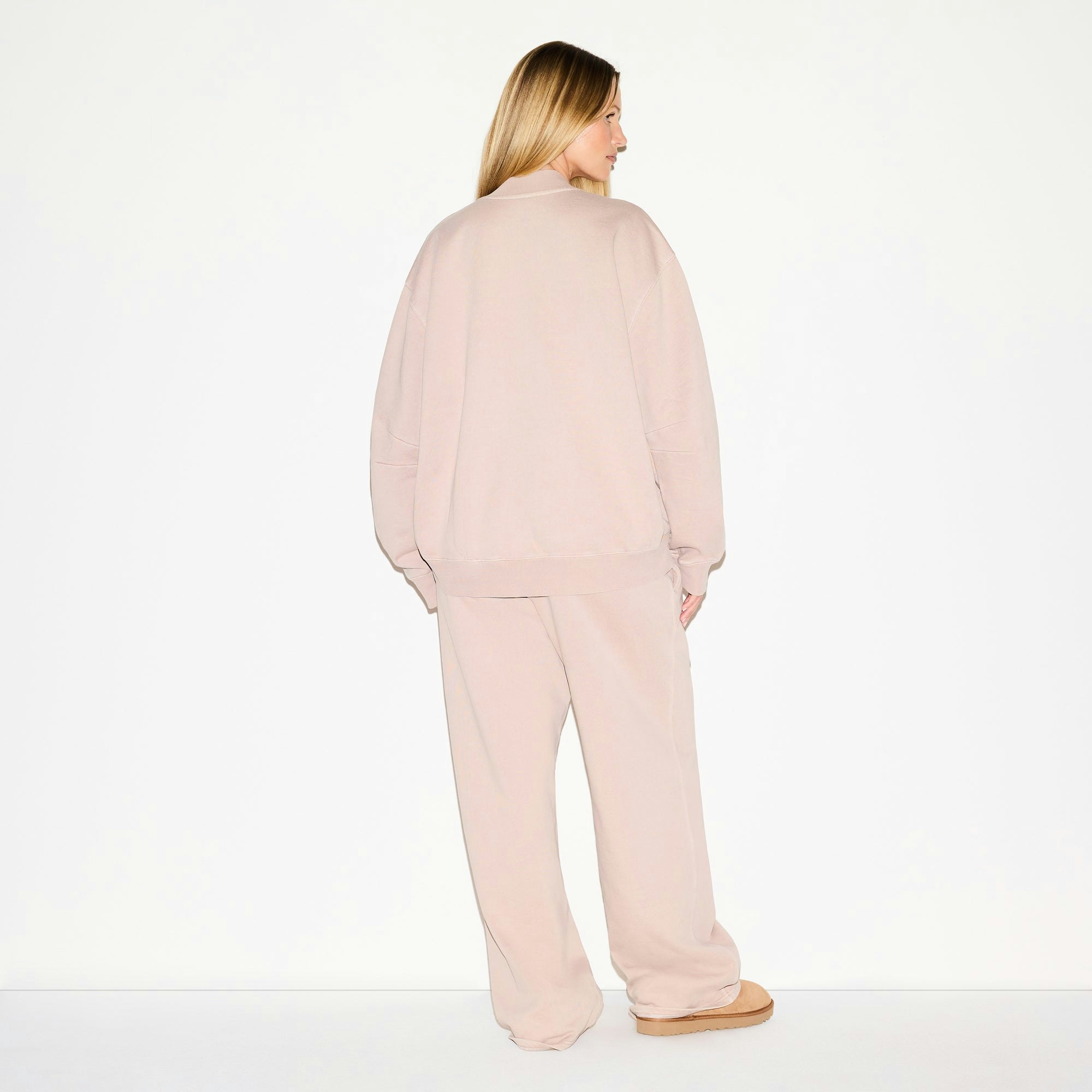 BOYFRIEND FLEECE V NECK PULLOVER | LIGHT FAWN ON A MODEL FRONT VIEW @ | FOCUS: 0.0, 1.0, 0.9