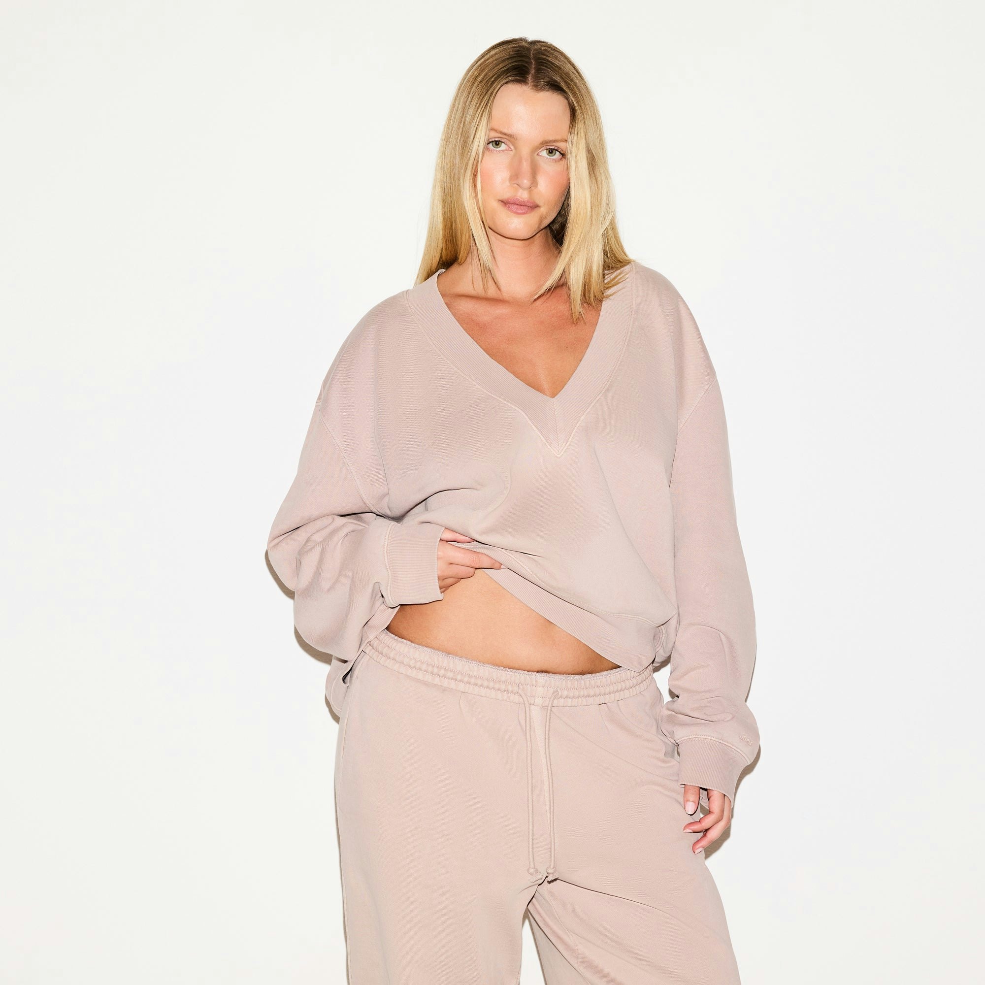BOYFRIEND FLEECE V NECK PULLOVER | LIGHT FAWN ON A MODEL SIDE VIEW @ | FOCUS: 0.0, 1.0, 0.9