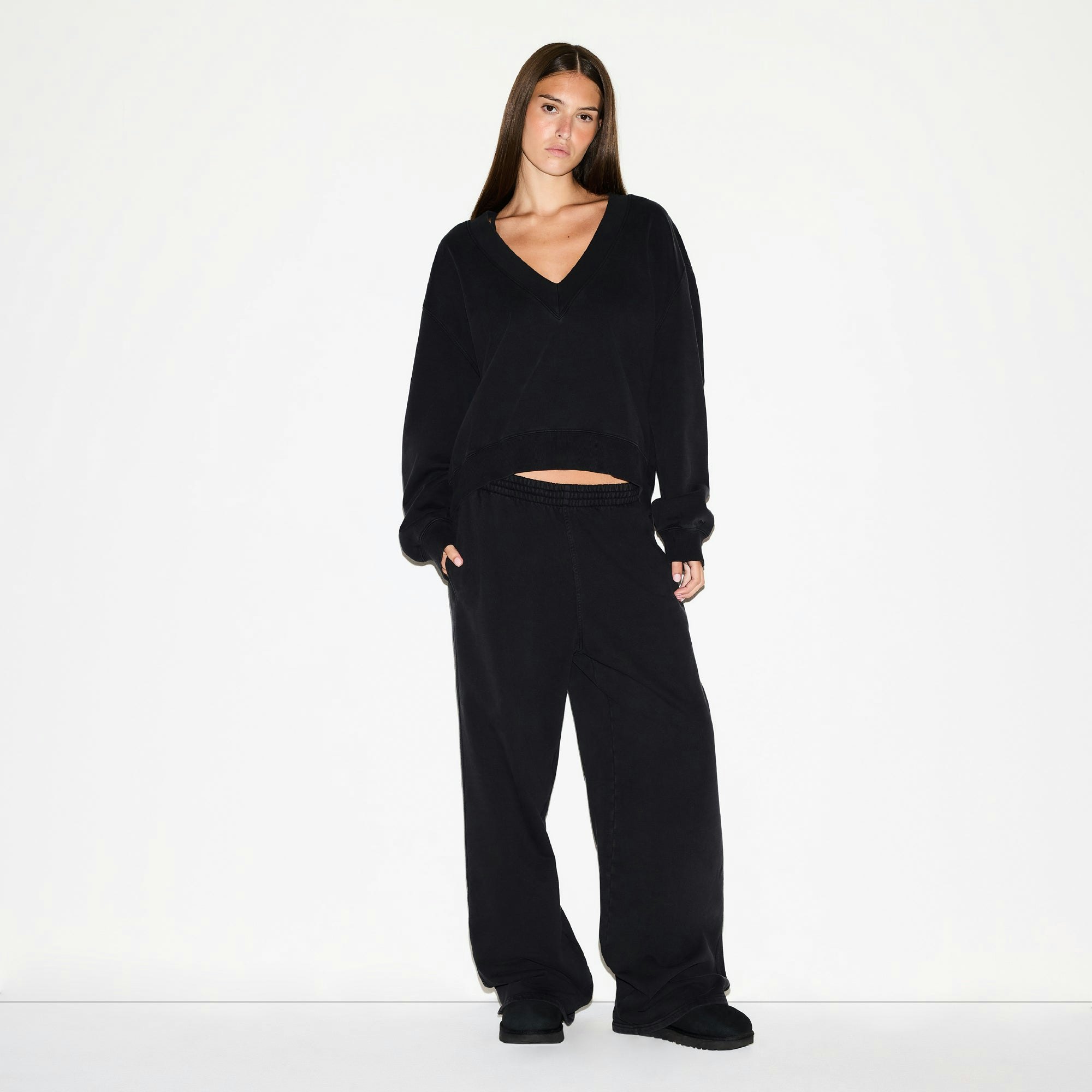 BOYFRIEND FLEECE V NECK PULLOVER | WASHED ONYX ON A MODEL FRONT VIEW @ | FOCUS: 0.0, 1.0, 0.9