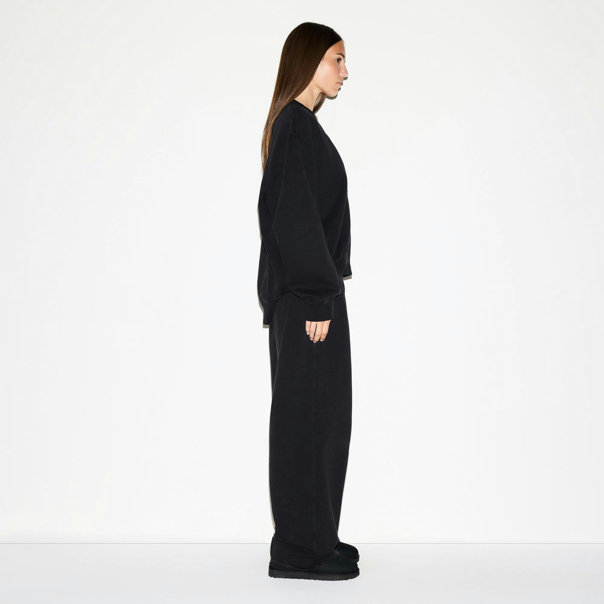 BOYFRIEND FLEECE V NECK PULLOVER | WASHED ONYX ON A MODEL SIDE VIEW @ | FOCUS: 0.0, 1.0, 0.9