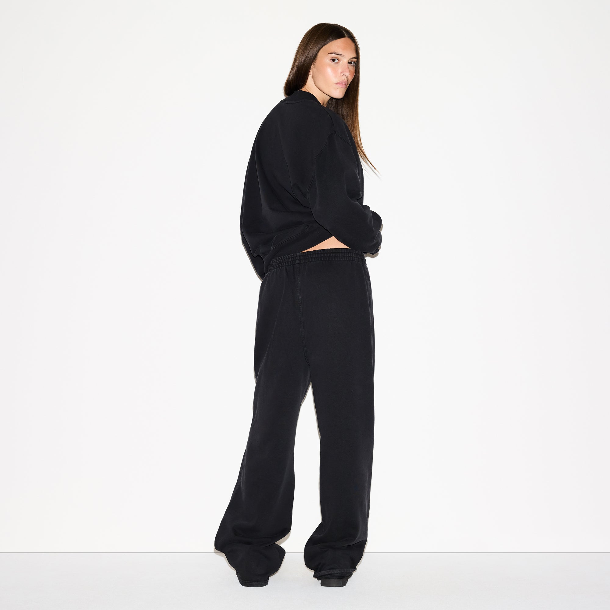 BOYFRIEND FLEECE OVERSIZED V NECK PULLOVER | WASHED ONYX | SKIMS