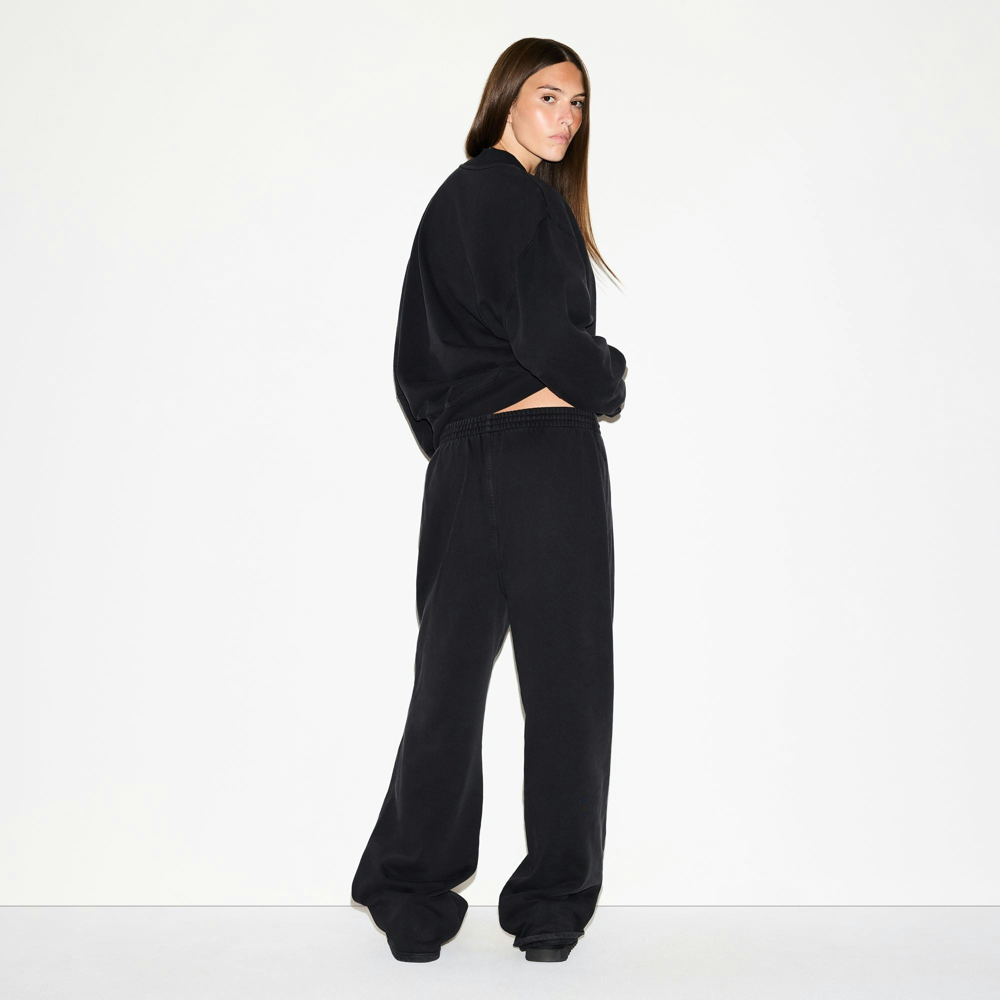 BOYFRIEND FLEECE V NECK PULLOVER | WASHED ONYX ON A MODEL SIDE VIEW @ | FOCUS: 0.0, 1.0, 0.9