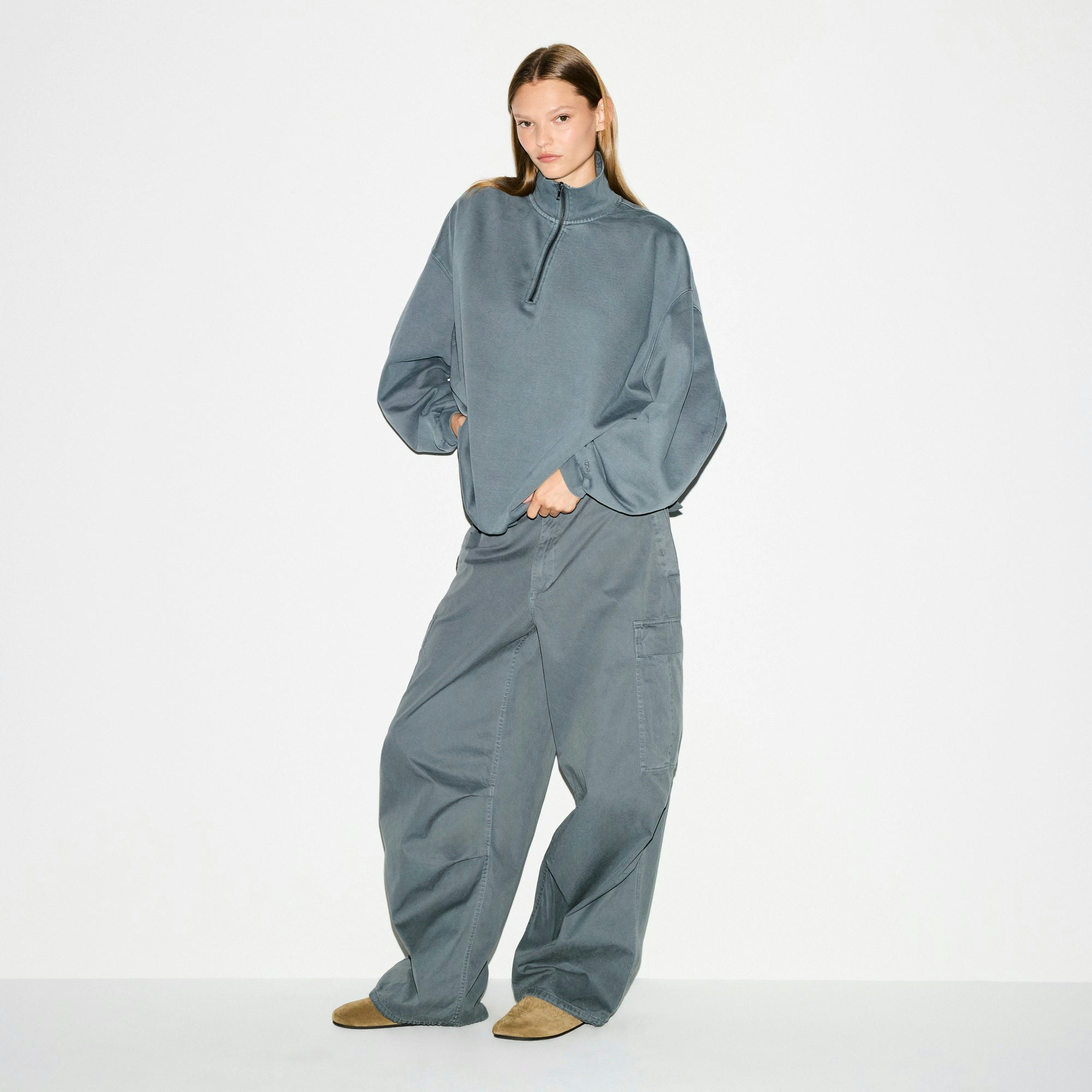 BOYFRIEND FLEECE OVERSIZED HALF ZIP | ZIRCON ON A MODEL FRONT VIEW @ | FOCUS: 0.0, 1.0, 0.9