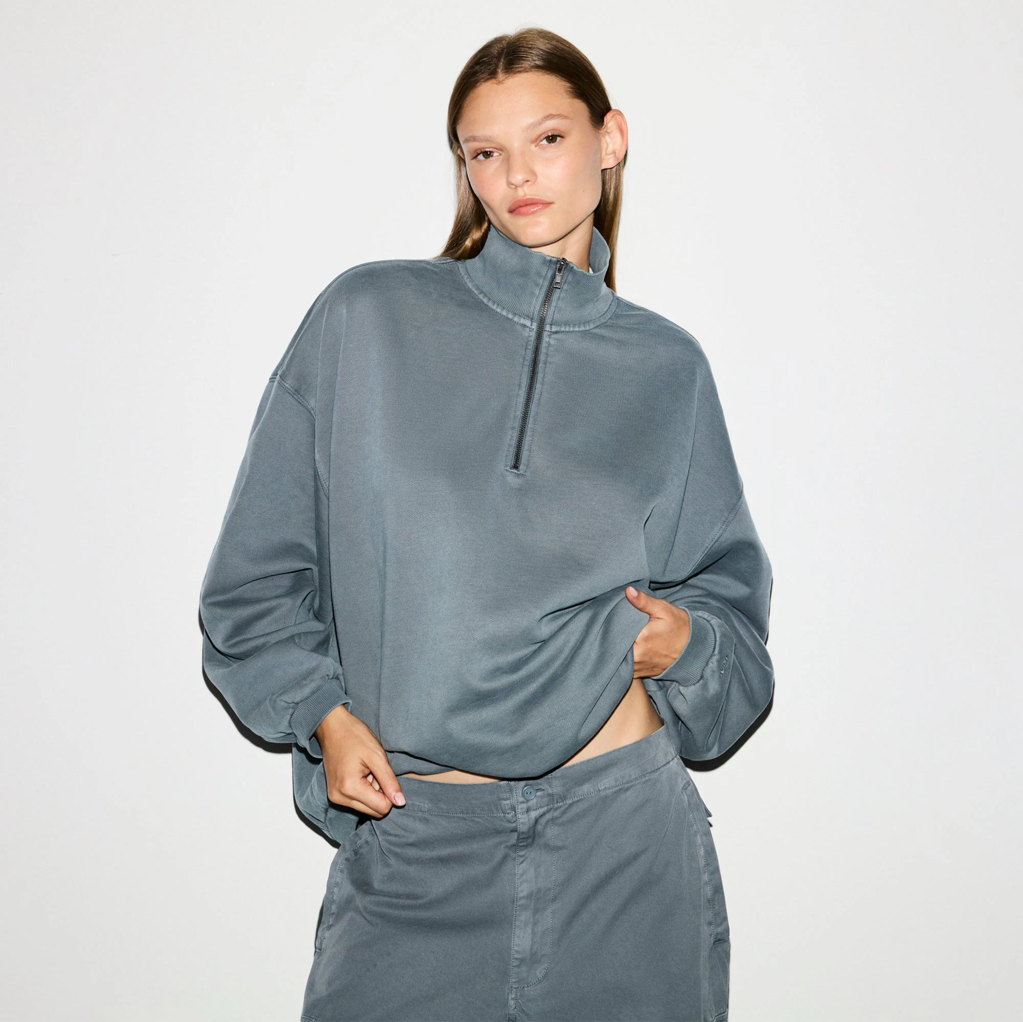 BOYFRIEND FLEECE OVERSIZED HALF ZIP | ZIRCON ON A MODEL FRONT VIEW @ | FOCUS: 0.0, 1.0, 0.9