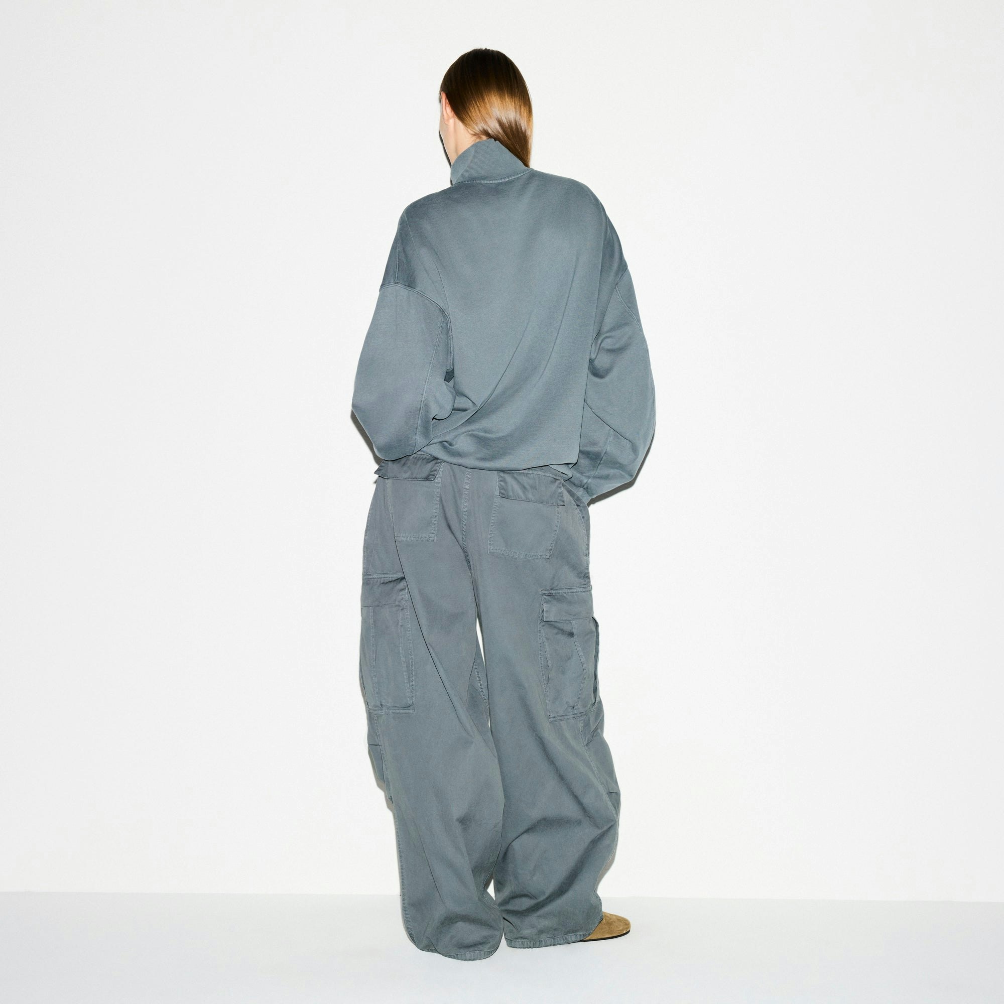 BOYFRIEND FLEECE OVERSIZED HALF ZIP | ZIRCON ON A MODEL FRONT VIEW @ | FOCUS: 0.0, 1.0, 0.9