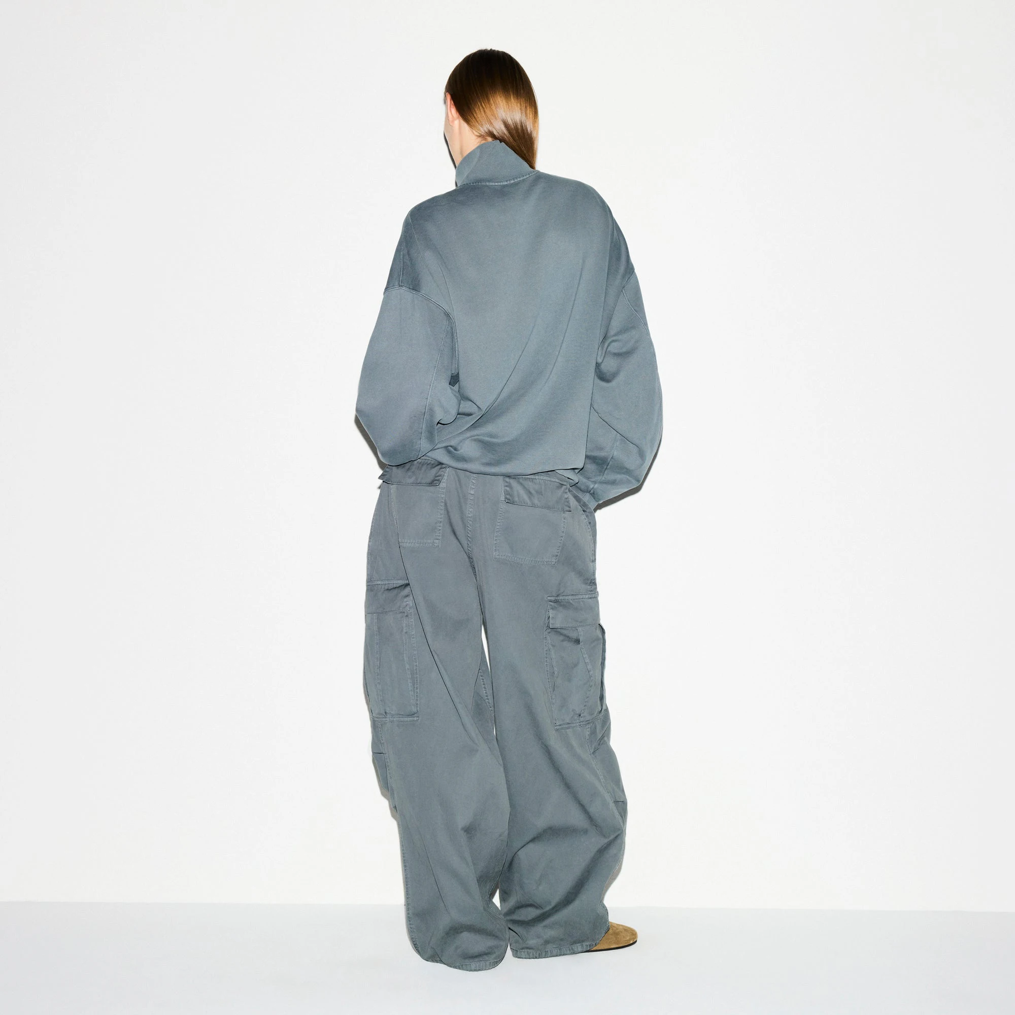 BOYFRIEND FLEECE OVERSIZED HALF ZIP | ZIRCON ON A MODEL FRONT VIEW @ | FOCUS: 0.0, 1.0, 0.9
