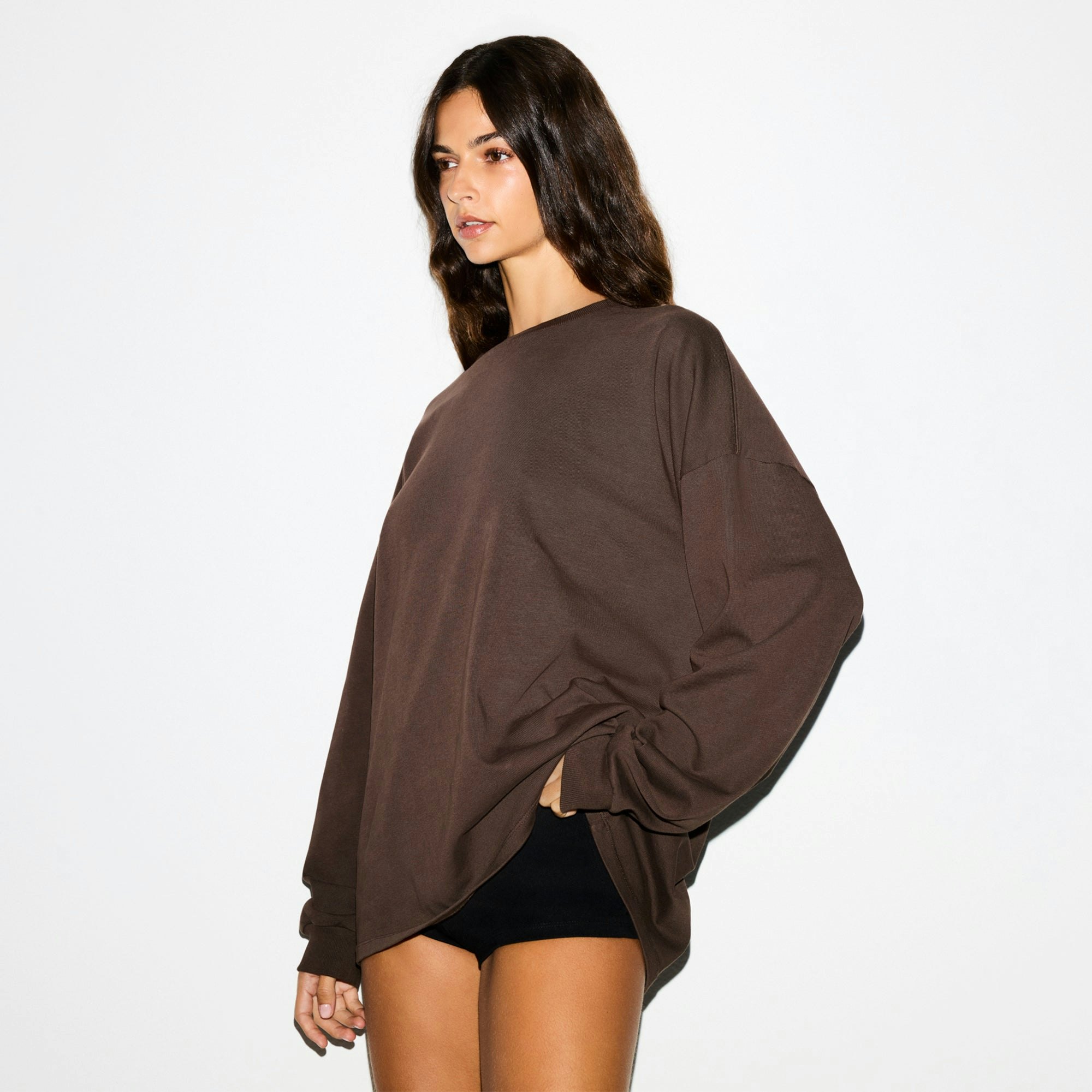 HEAVY COTTON OVERSIZED LONG SLEEVE T-SHIRT | ESPRESSO ON A MODEL FRONT VIEW @ | FOCUS: 0.0, 1.0, 0.9