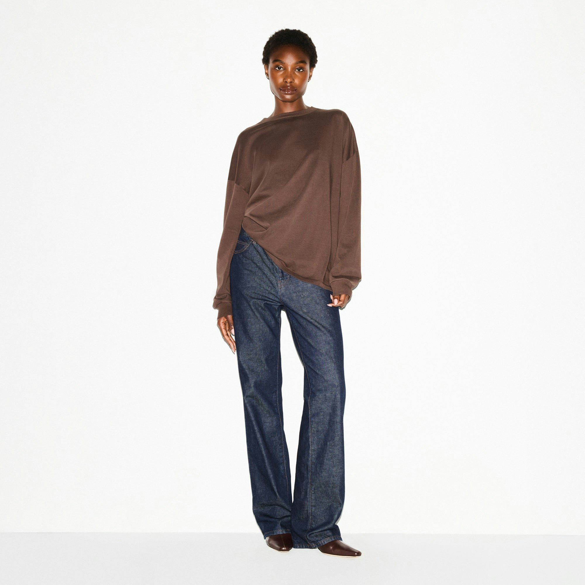 HEAVY COTTON OVERSIZED LONG SLEEVE T-SHIRT | ESPRESSO ON A MODEL FRONT VIEW @ | FOCUS: 0.0, 1.0, 0.9