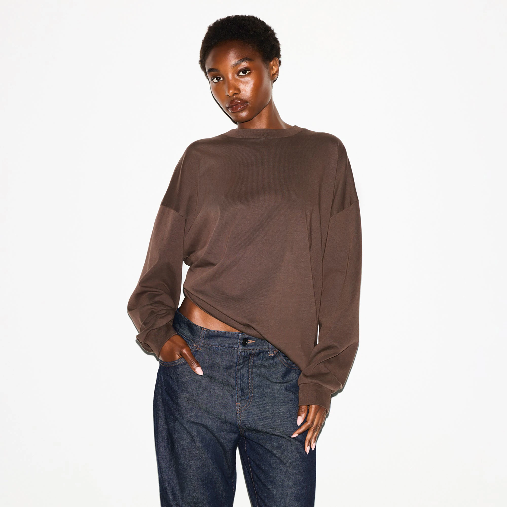 HEAVY COTTON OVERSIZED LONG SLEEVE T-SHIRT | ESPRESSO ON A MODEL FRONT VIEW @ | FOCUS: 0.0, 1.0, 0.9