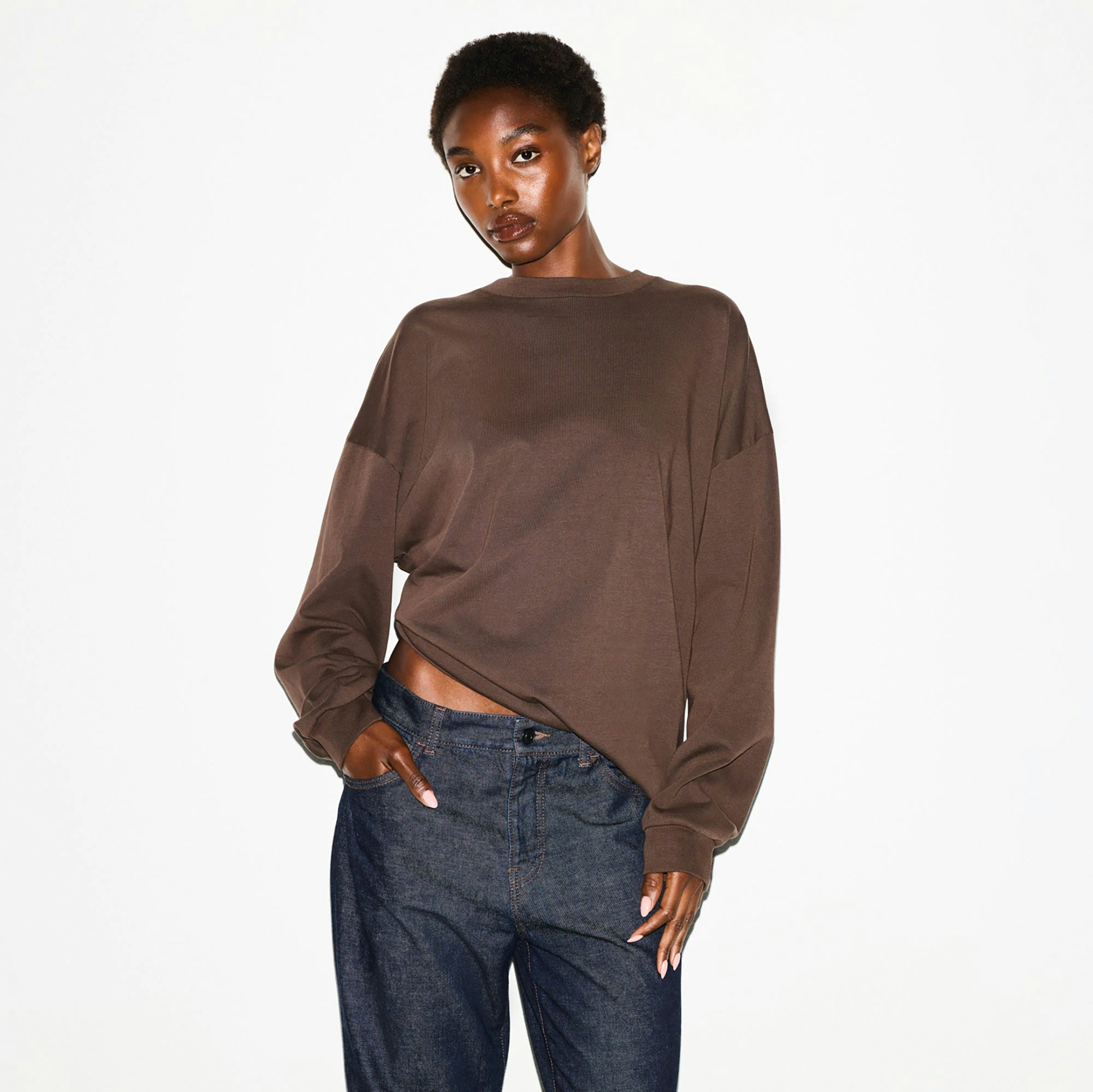 HEAVY COTTON OVERSIZED LONG SLEEVE T-SHIRT | ESPRESSO ON A MODEL FRONT VIEW @ | FOCUS: 0.0, 1.0, 0.9