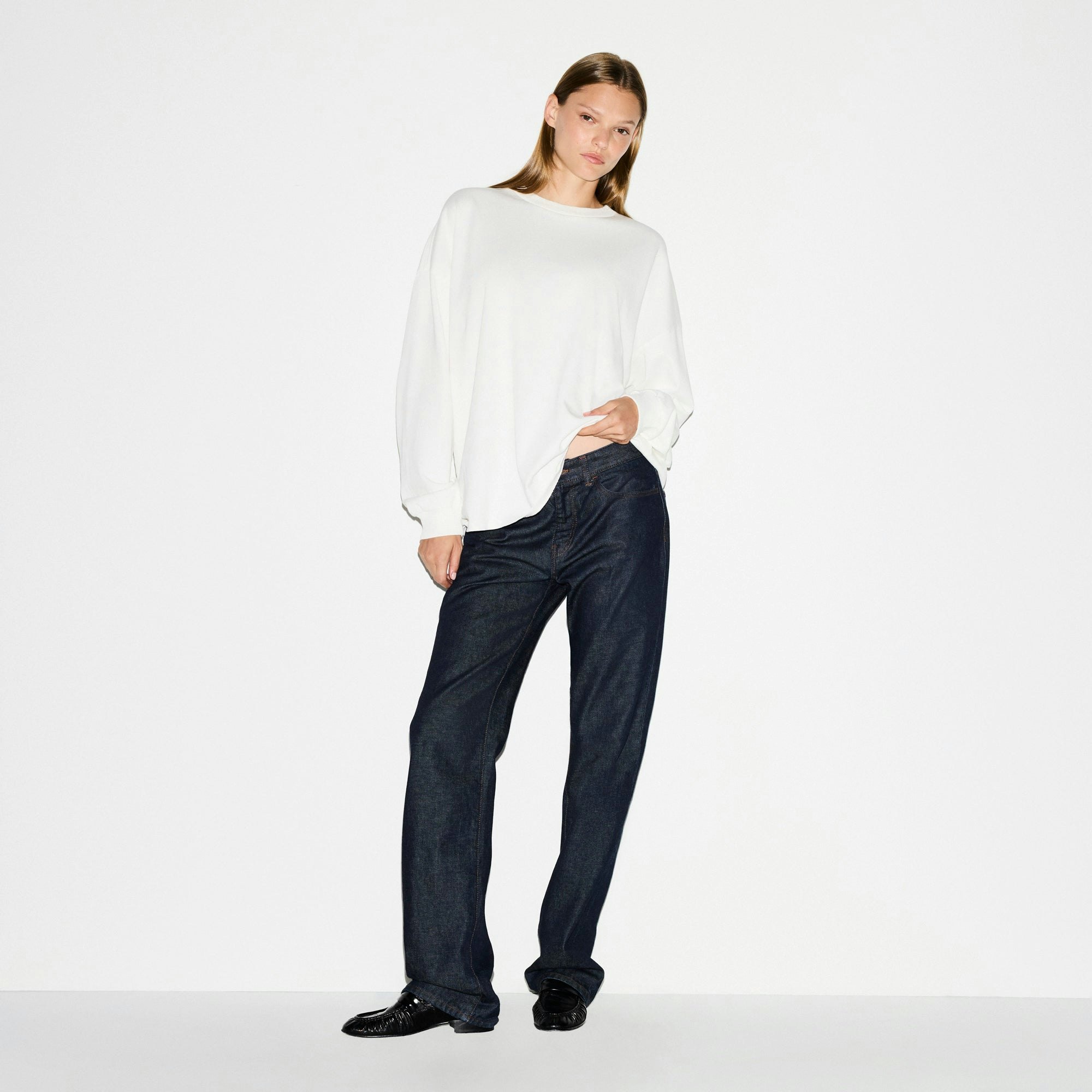 HEAVY COTTON OVERSIZED LONG SLEEVE T-SHIRT | MARBLE ON A MODEL FRONT VIEW @ | FOCUS: 0.0, 1.0, 0.9