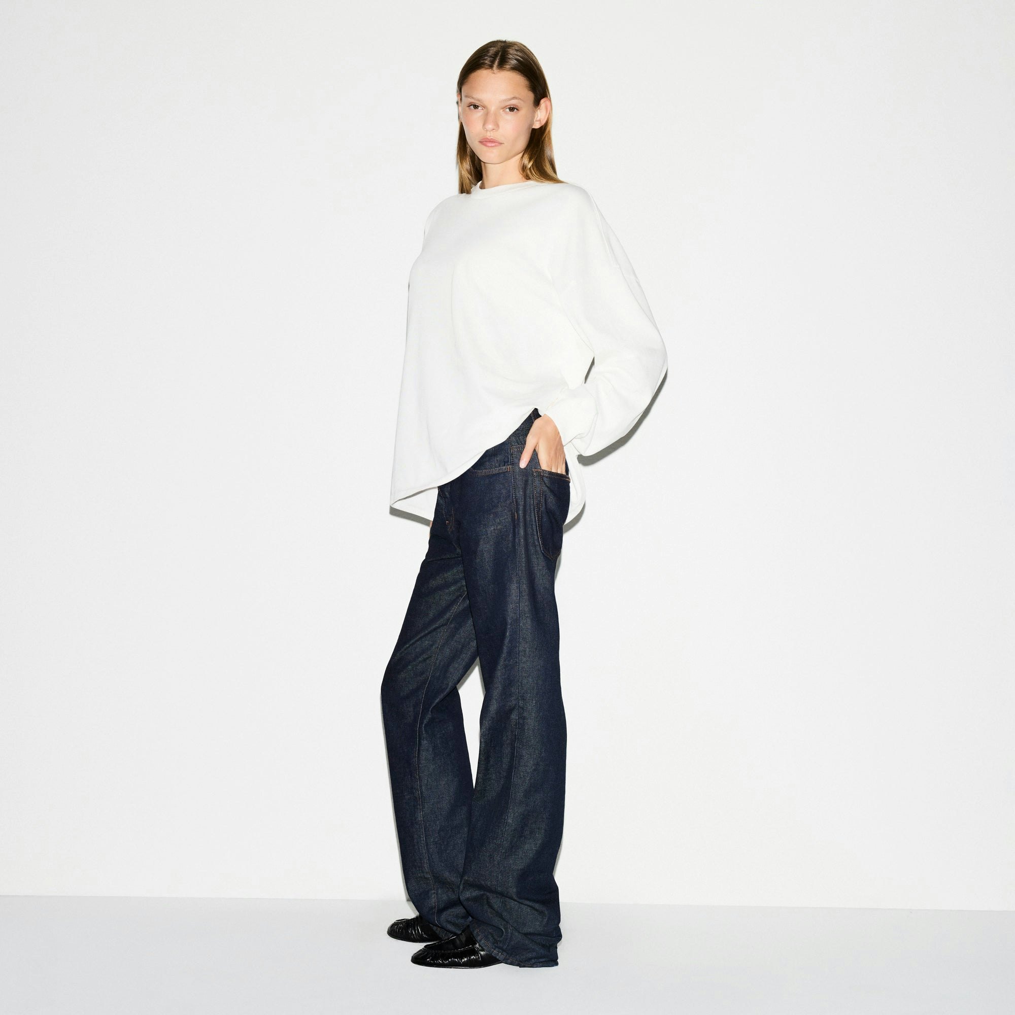 HEAVY COTTON OVERSIZED LONG SLEEVE T-SHIRT | MARBLE ON A MODEL FRONT VIEW @ | FOCUS: 0.0, 1.0, 0.9