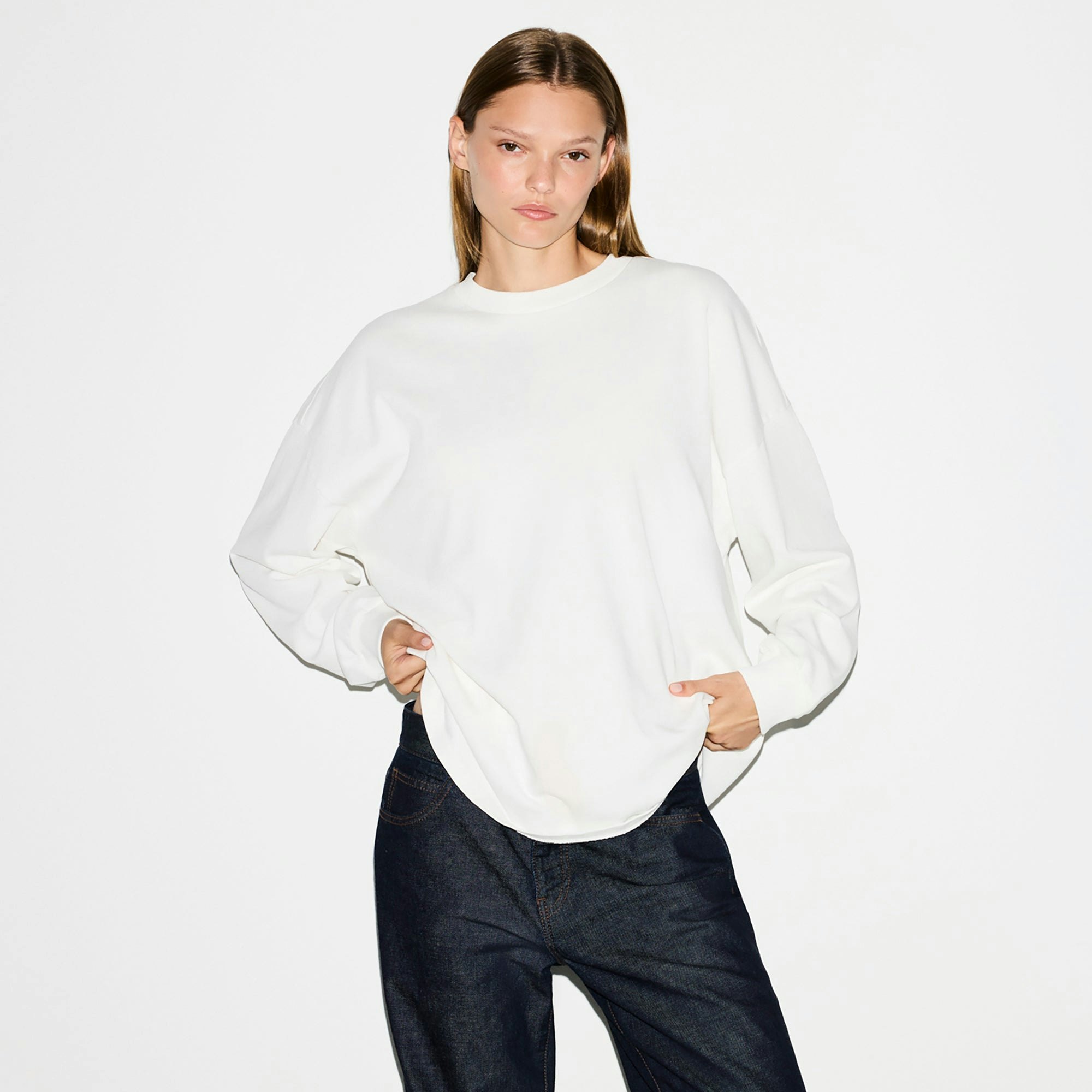 HEAVY COTTON OVERSIZED LONG SLEEVE T-SHIRT | MARBLE ON A MODEL FRONT VIEW @ | FOCUS: 0.0, 1.0, 0.9
