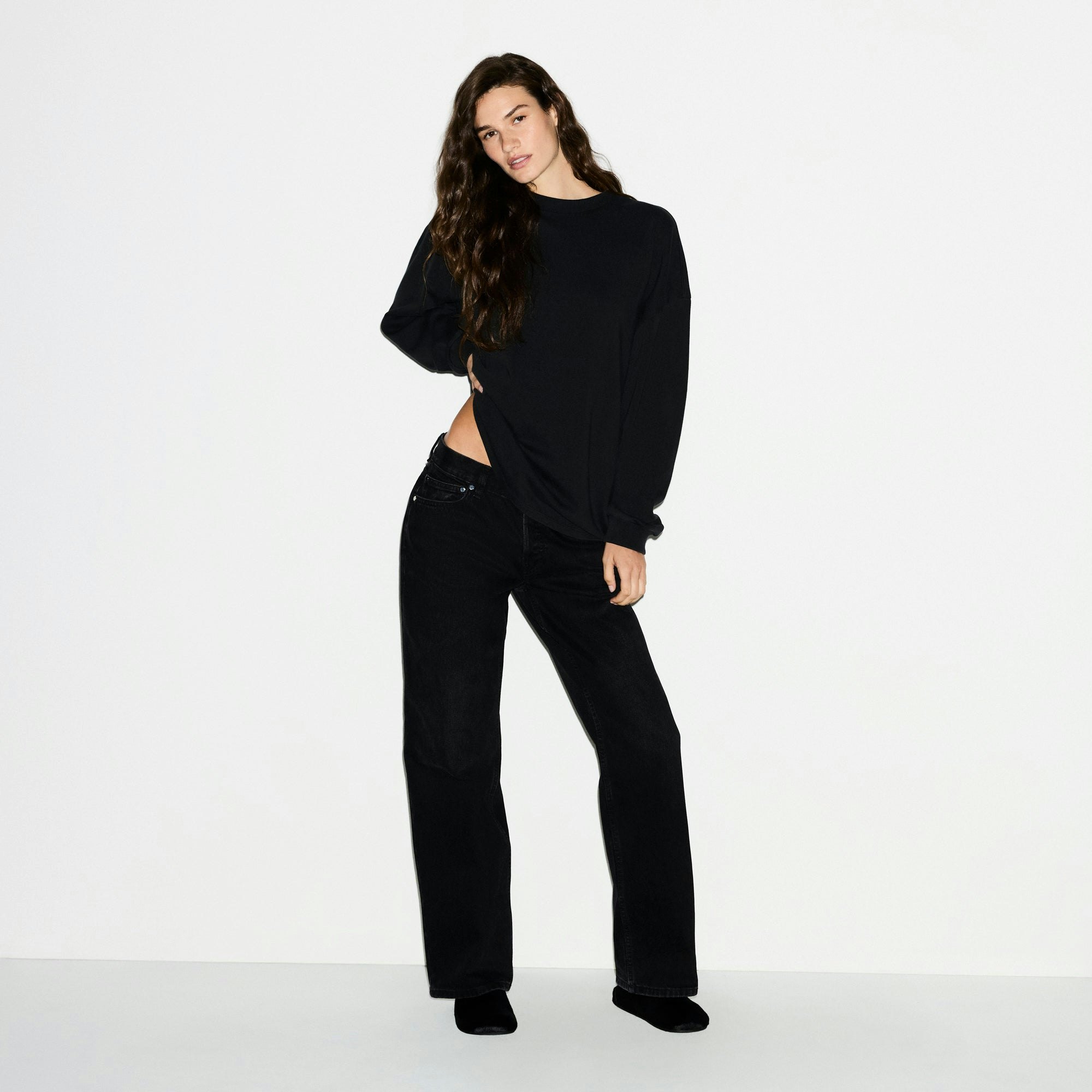 HEAVY COTTON OVERSIZED LONG SLEEVE T-SHIRT | ONYX ON A MODEL FRONT VIEW @ | FOCUS: 0.0, 1.0, 0.9