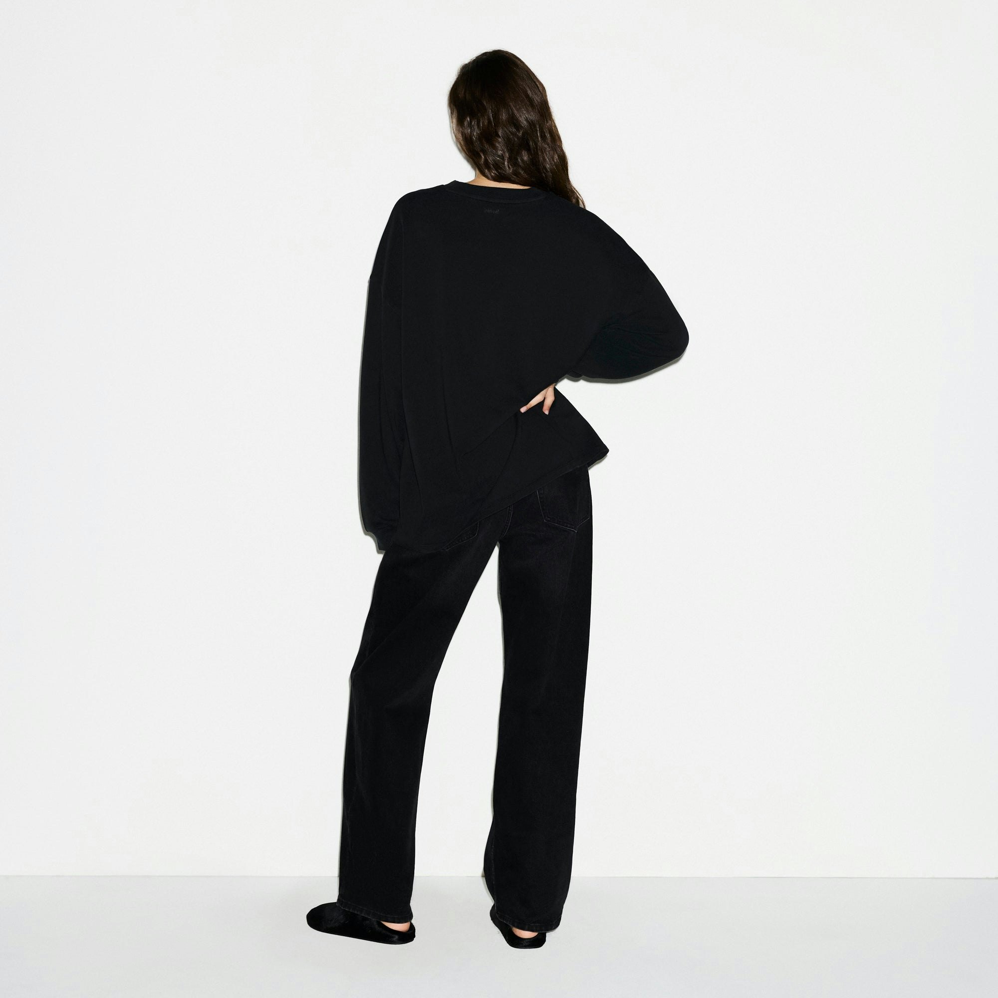 HEAVY COTTON OVERSIZED LONG SLEEVE T-SHIRT | ONYX ON A MODEL FRONT VIEW @ | FOCUS: 0.0, 1.0, 0.9