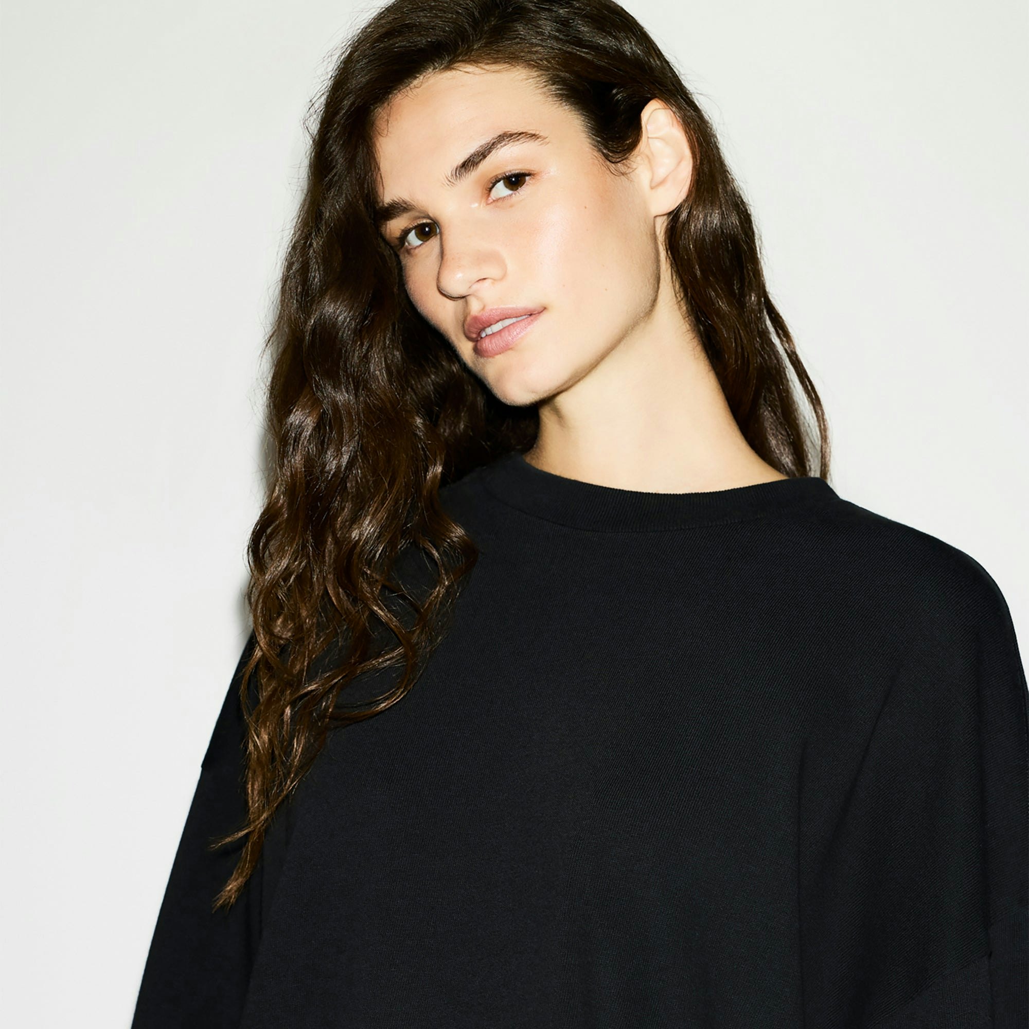 HEAVY COTTON OVERSIZED LONG SLEEVE T-SHIRT | ONYX ON A MODEL FRONT VIEW @ | FOCUS: 0.0, 1.0, 0.9