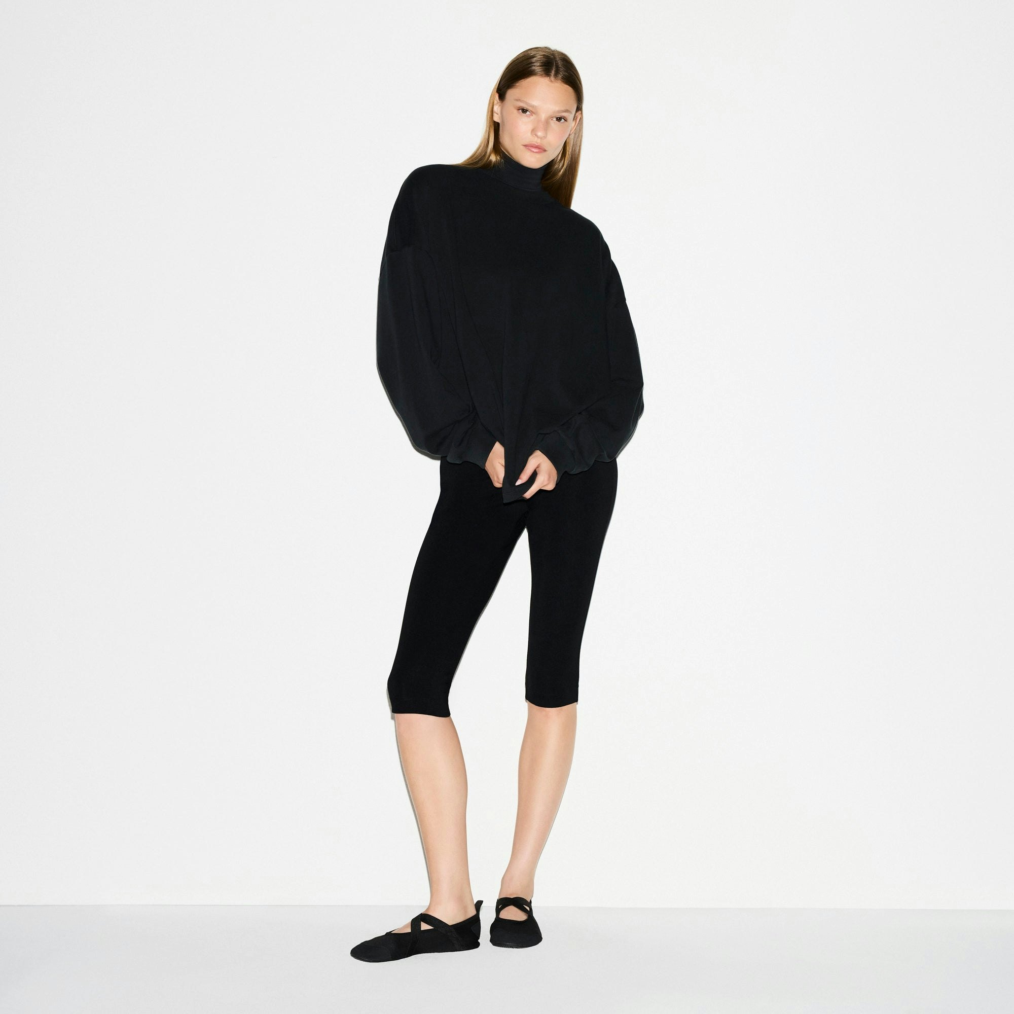 HEAVY COTTON OVERSIZED LONG SLEEVE T-SHIRT | ONYX ON A MODEL FRONT VIEW @ | FOCUS: 0.0, 1.0, 0.9