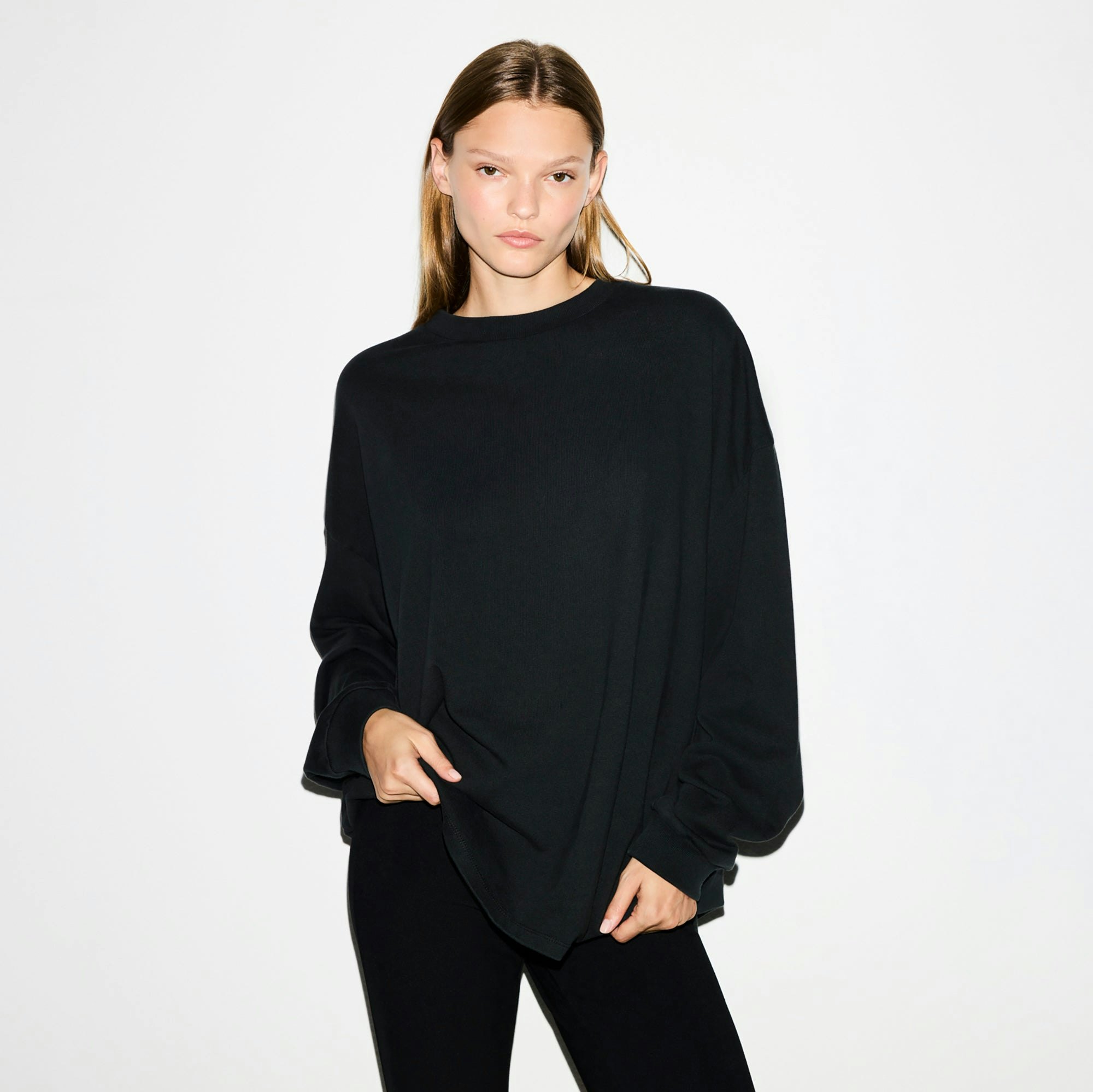 HEAVY COTTON OVERSIZED LONG SLEEVE T-SHIRT | ONYX ON A MODEL FRONT VIEW @ | FOCUS: 0.0, 1.0, 0.9