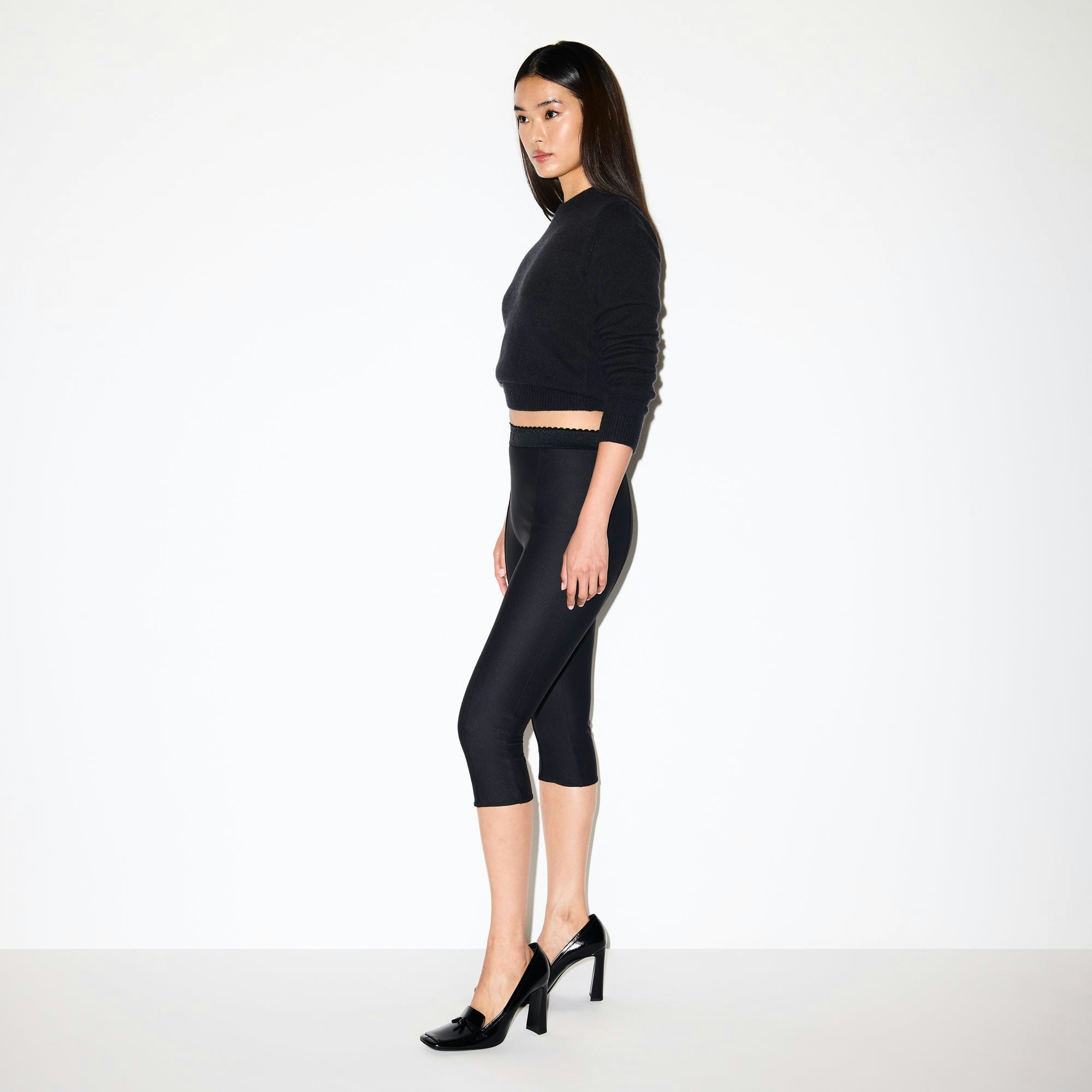 WOOL CASHMERE CREWNECK SWEATER | ONYX ON A MODEL FRONT VIEW @ | FOCUS: 0.0, 1.0, 0.9