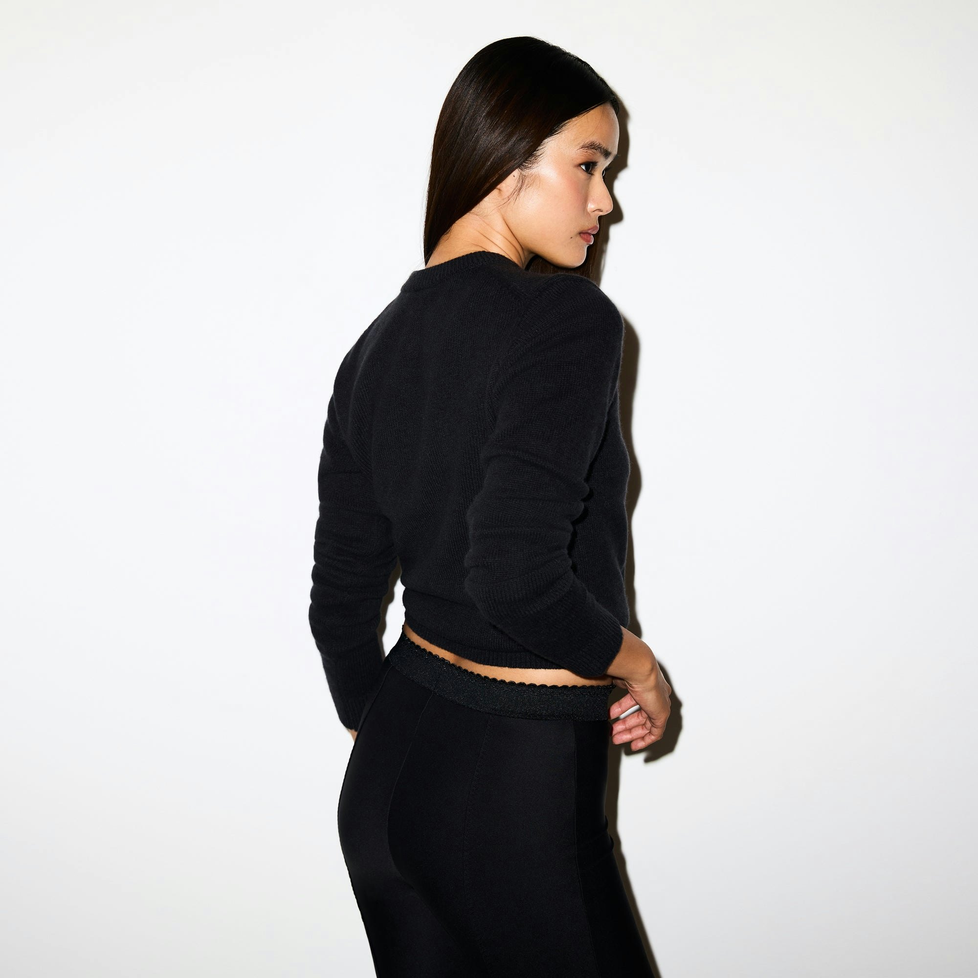 WOOL CASHMERE CREWNECK SWEATER | ONYX ON A MODEL SIDE VIEW @ | FOCUS: 0.0, 1.0, 0.9