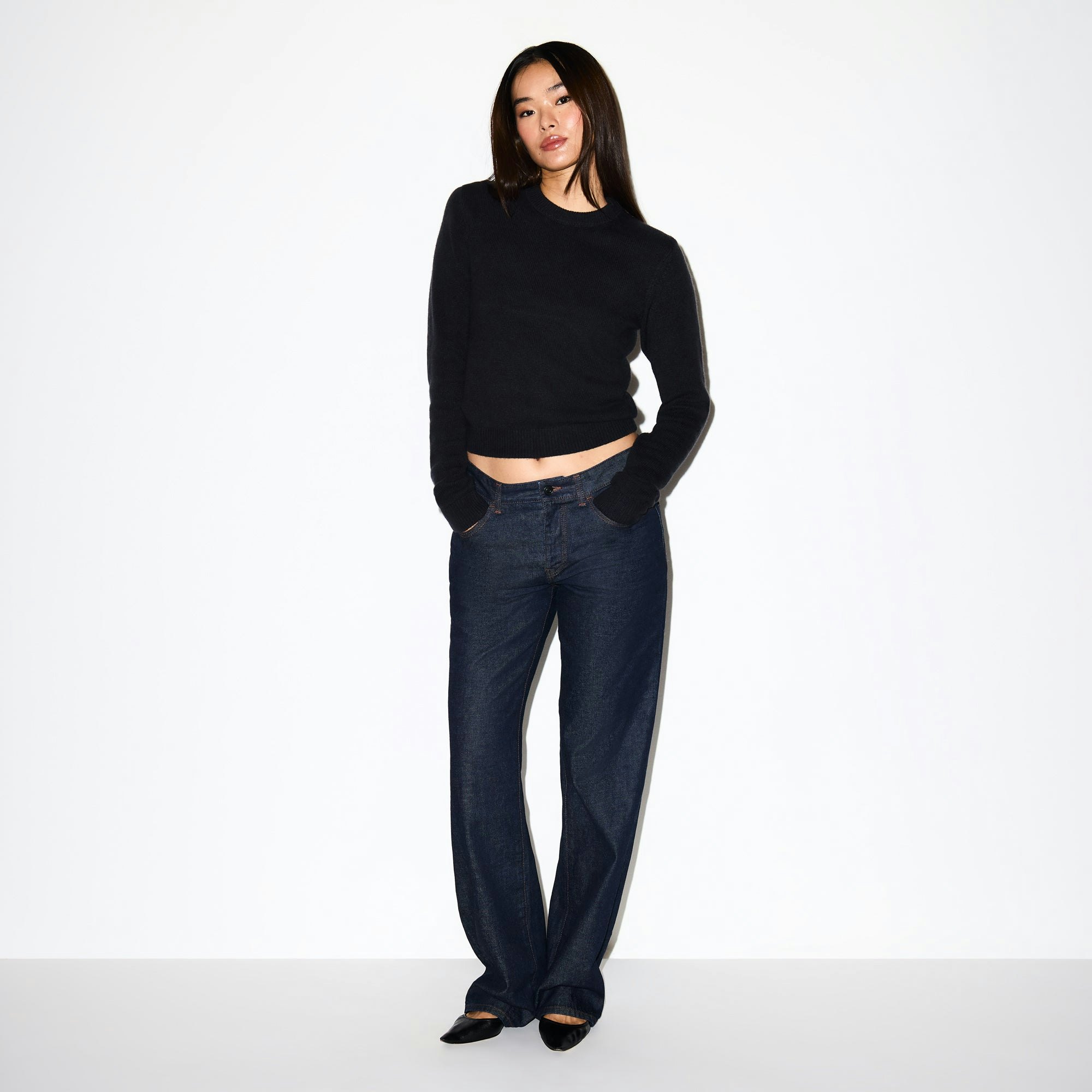 WOOL CASHMERE CREWNECK SWEATER | ONYX ON A MODEL FRONT VIEW @ | FOCUS: 0.0, 1.0, 0.9