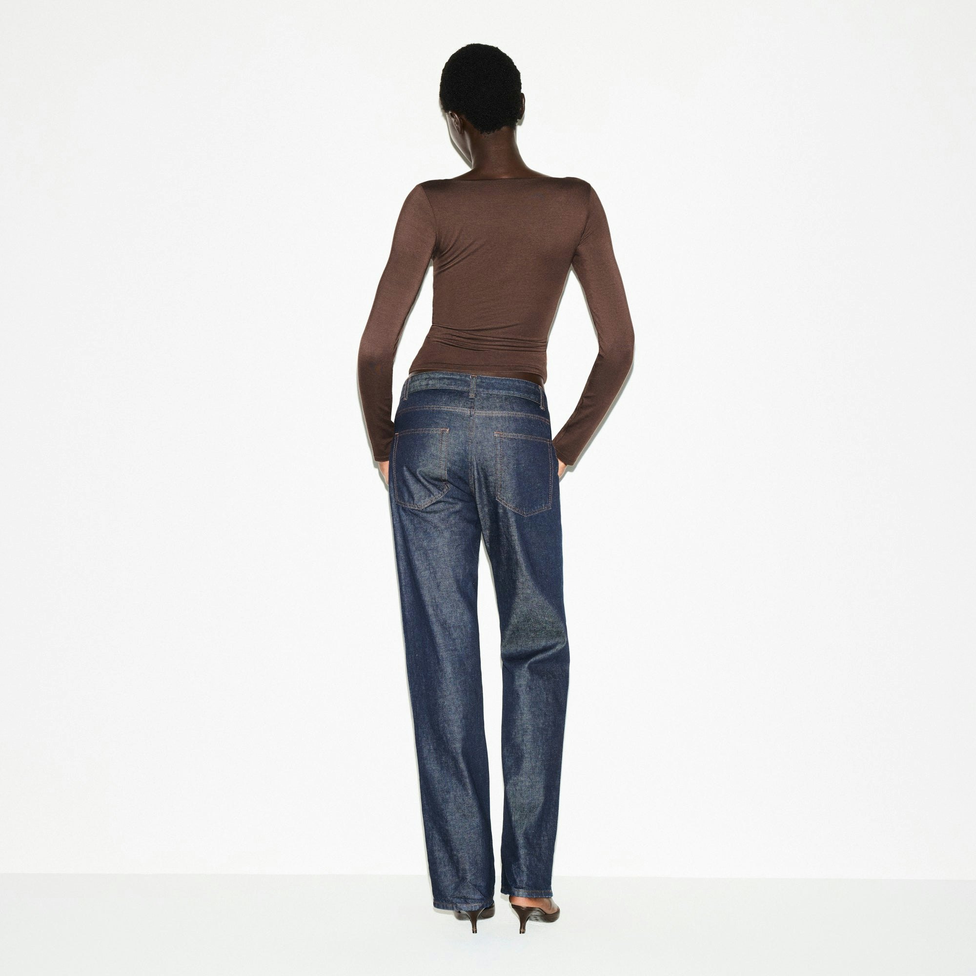 SMOOTH LAYERS SQUARE NECK TOP | ESPRESSO ON A MODEL SIDE VIEW @ | FOCUS: 0.0, 1.0, 0.9