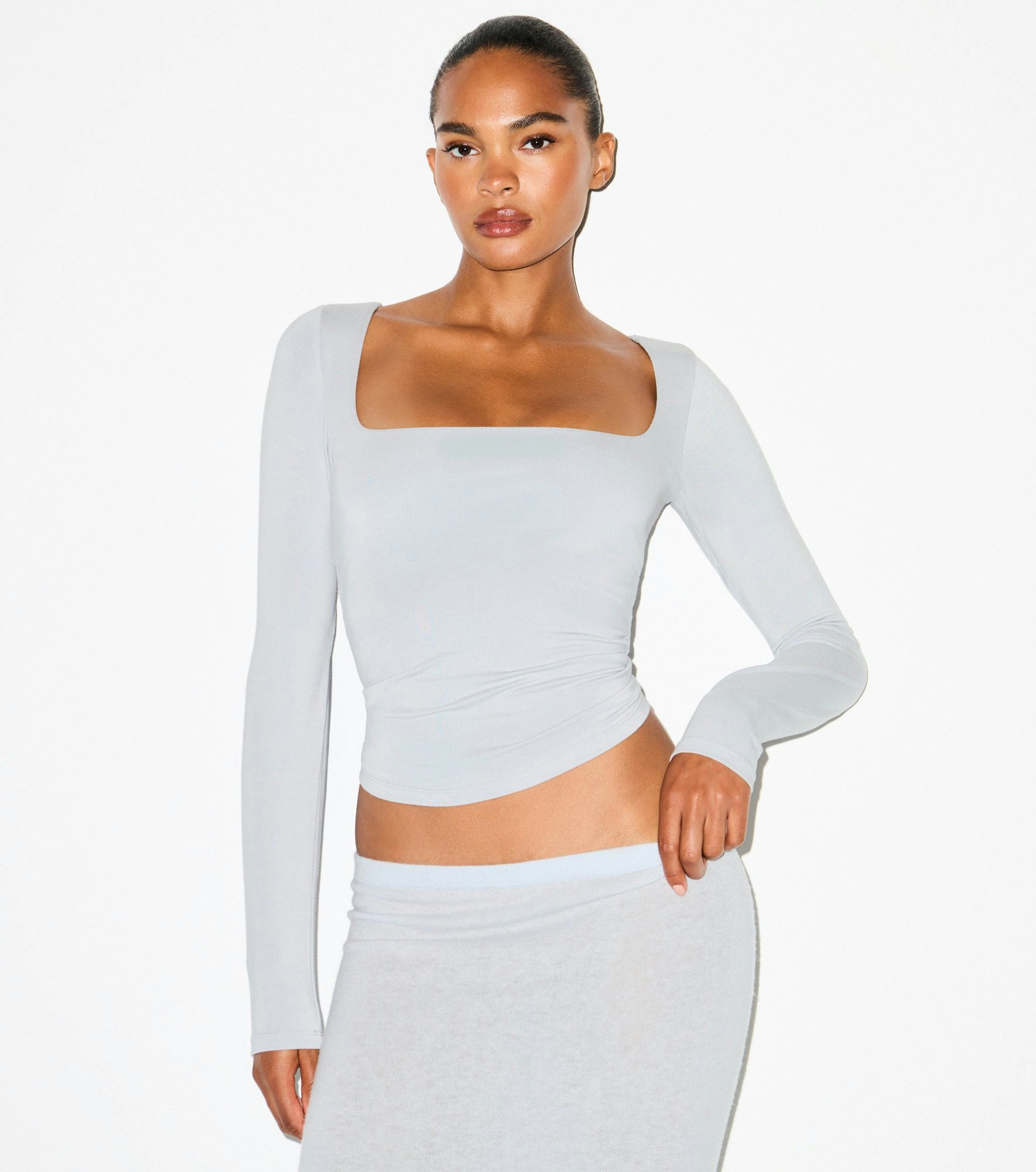 SMOOTH LAYERS SQUARE NECK TOP | MIST ON A MODEL SIDE VIEW @ | FOCUS: 0.0, 1.0, 0.9