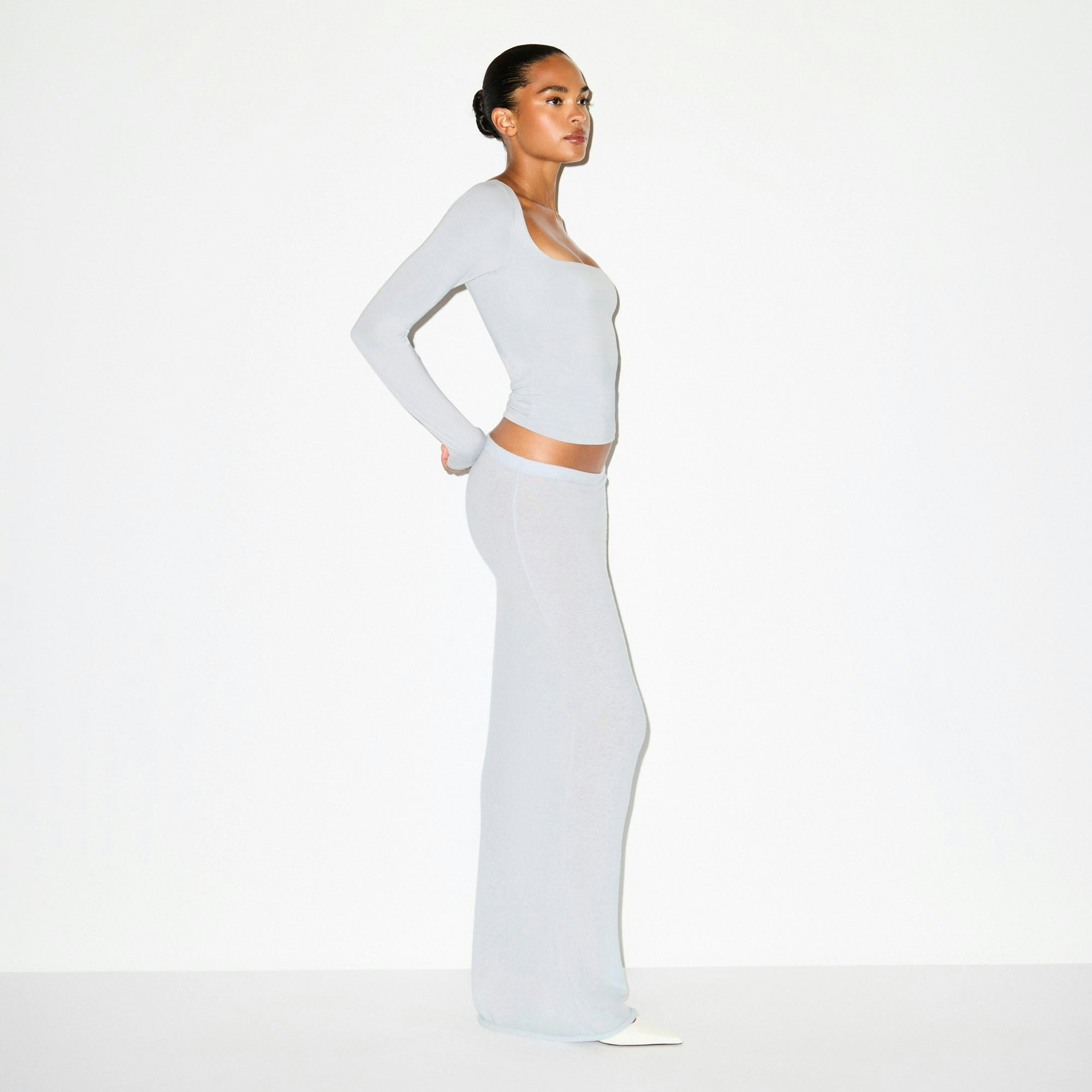 SMOOTH LAYERS SQUARE NECK TOP | MIST ON A MODEL SIDE VIEW @ | FOCUS: 0.0, 1.0, 0.9