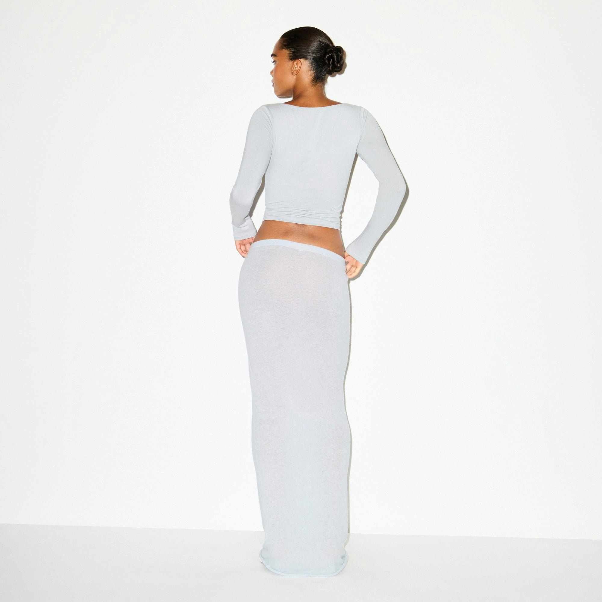 SMOOTH LAYERS SQUARE NECK TOP | MIST ON A MODEL SIDE VIEW @ | FOCUS: 0.0, 1.0, 0.9