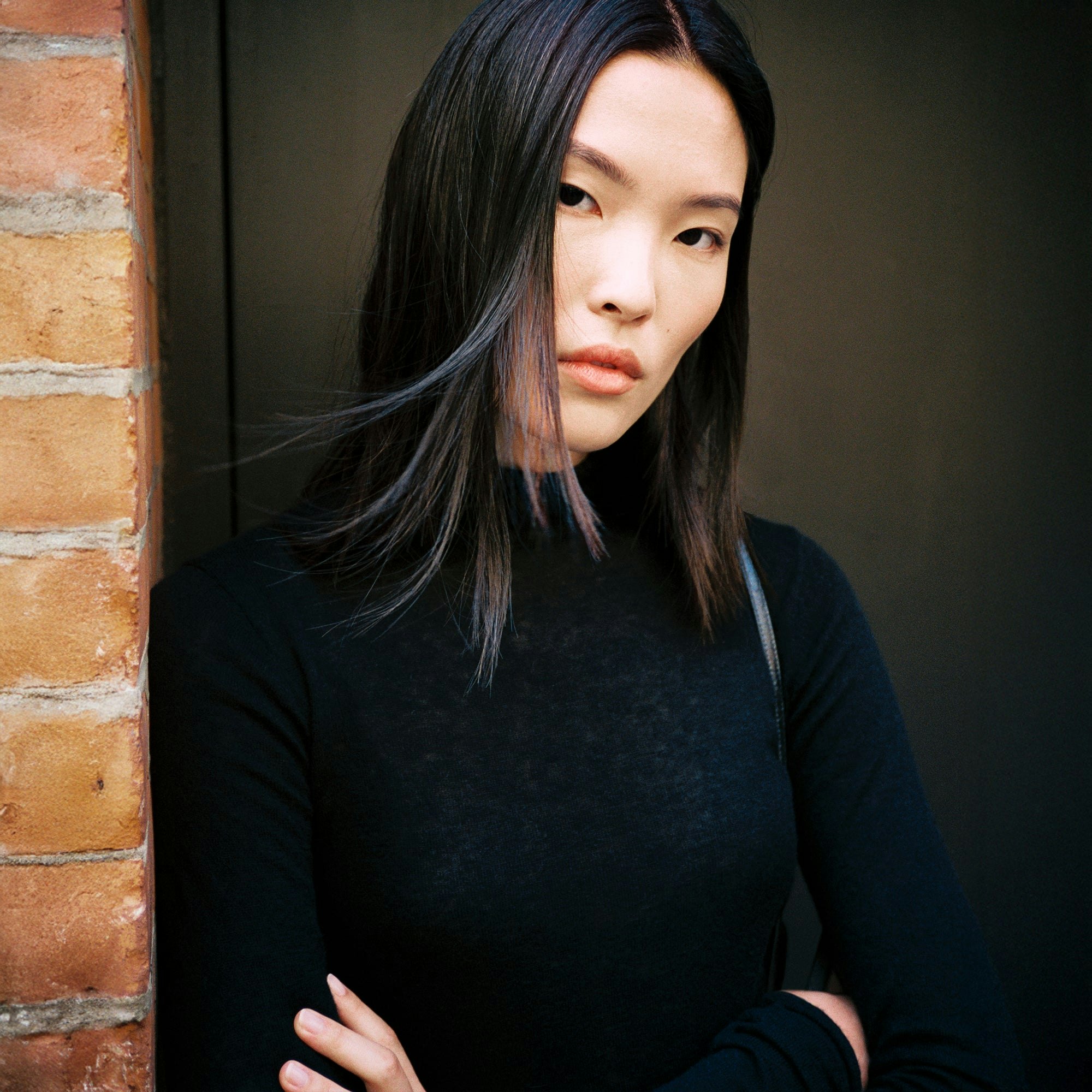 FEATHERWEIGHT CASHMERE LONG SLEEVE TOP | ONYX ON A MODEL SIDE VIEW @ | FOCUS: 0.0, 1.0, 0.9