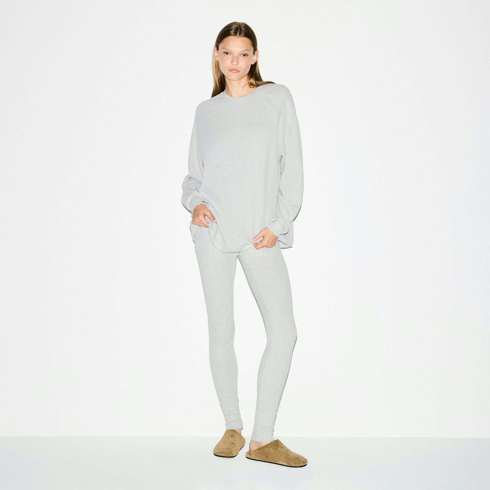 HEAVY WAFFLE OVERSIZED CREWNECK | LIGHT HEATHER GREY ON A MODEL FRONT VIEW @ | FOCUS: 0.0, 1.0, 0.9